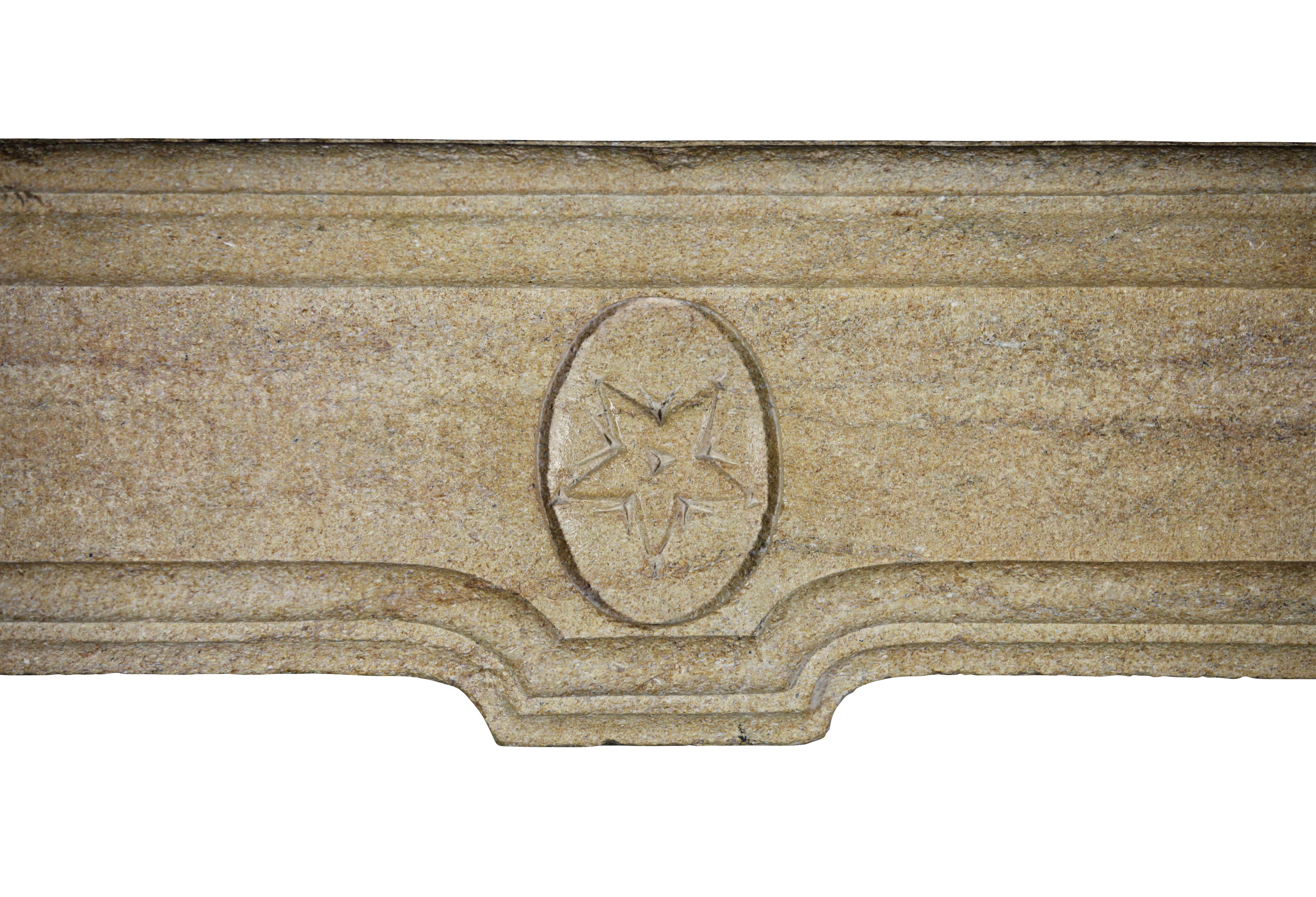 Un manto de chimenea de piedra caliza original del siglo XVII, muy pequeño e inusual, con en el centro el detalle de una estrella. Perfecto para una habitación pequeña y acogedora.

Medidas:
107 cm EW 42,13