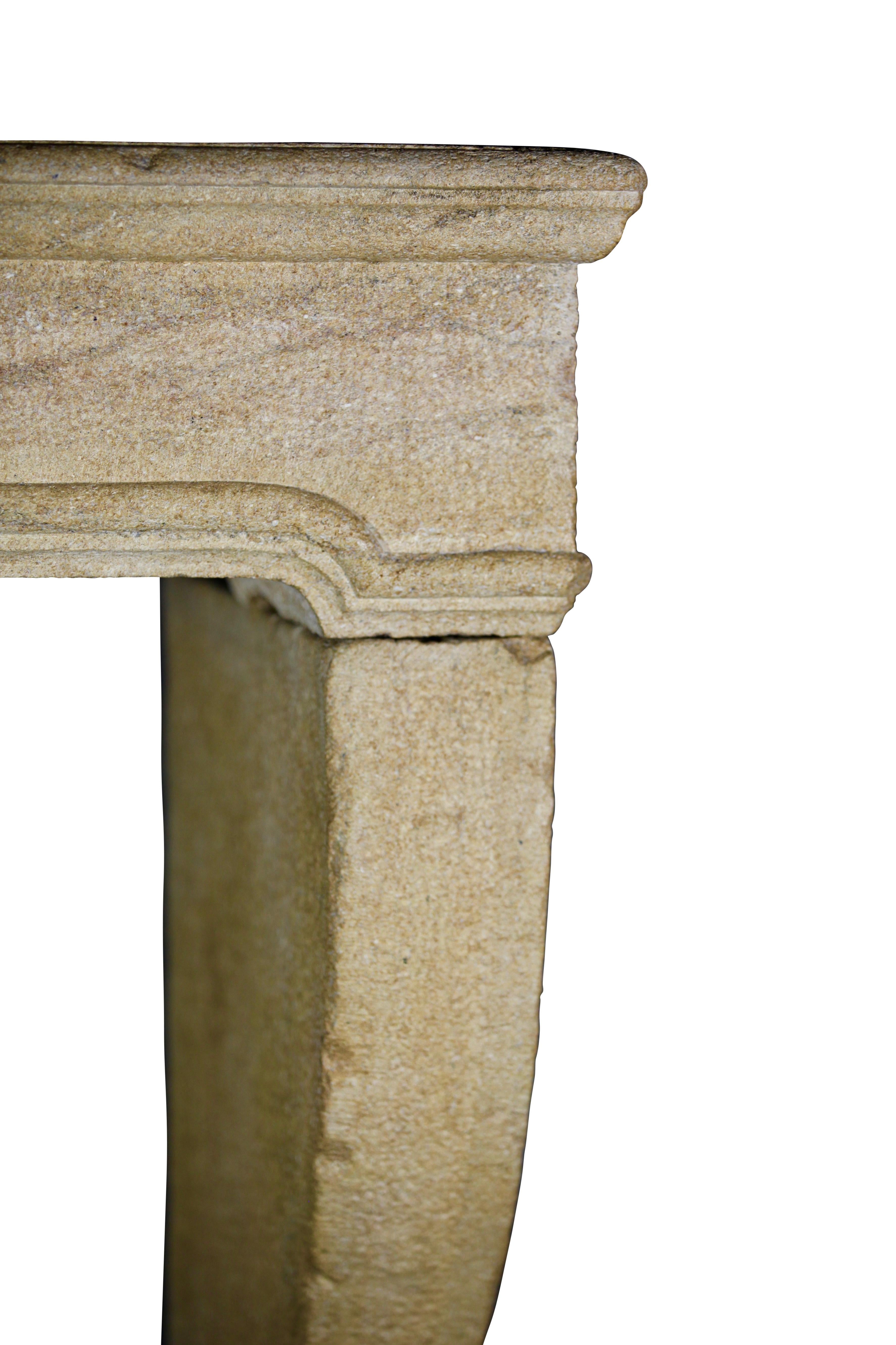 Feine europäische rustikale Kaminsims aus Kalkstein aus dem 17. Jahrhundert (Louis XIII.) im Angebot