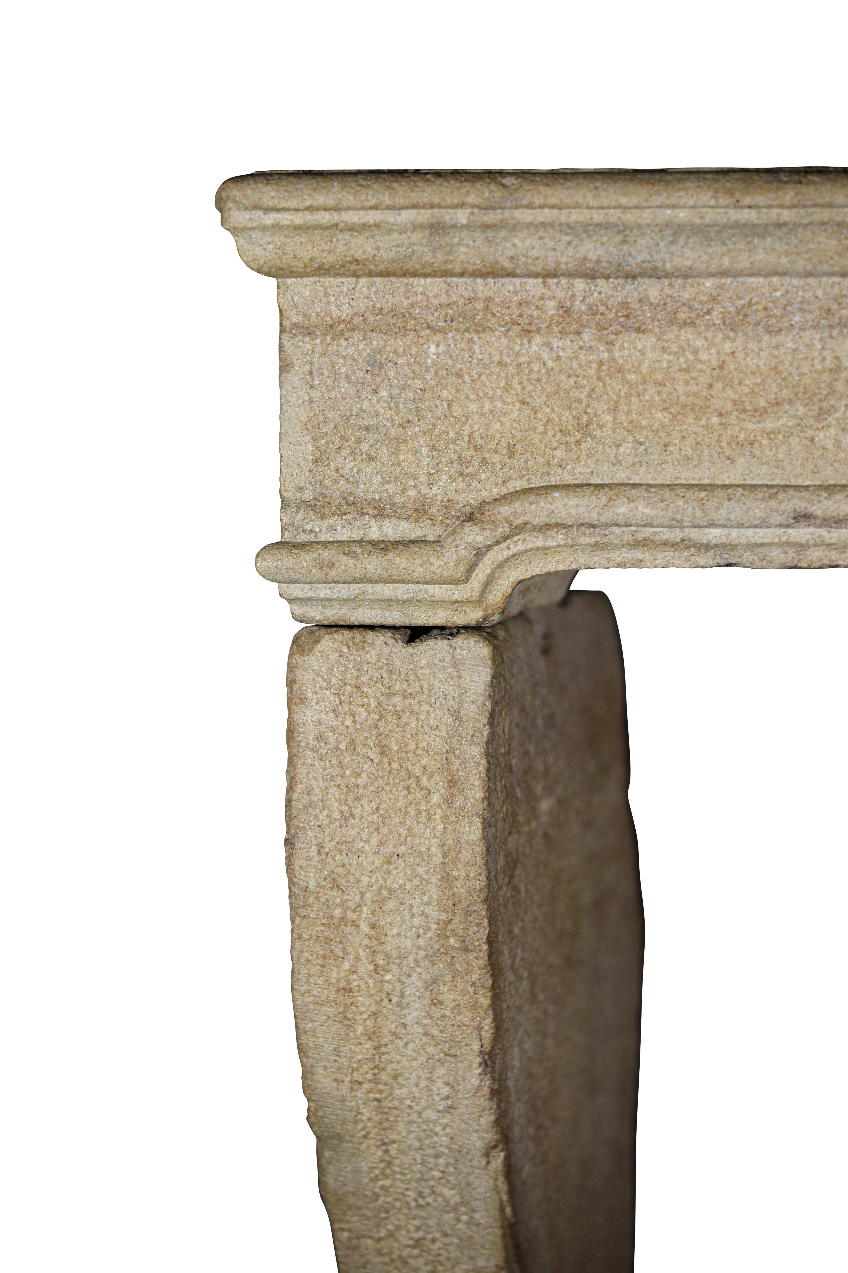 Feine europäische rustikale Kaminsims aus Kalkstein aus dem 17. Jahrhundert (Französisch) im Angebot
