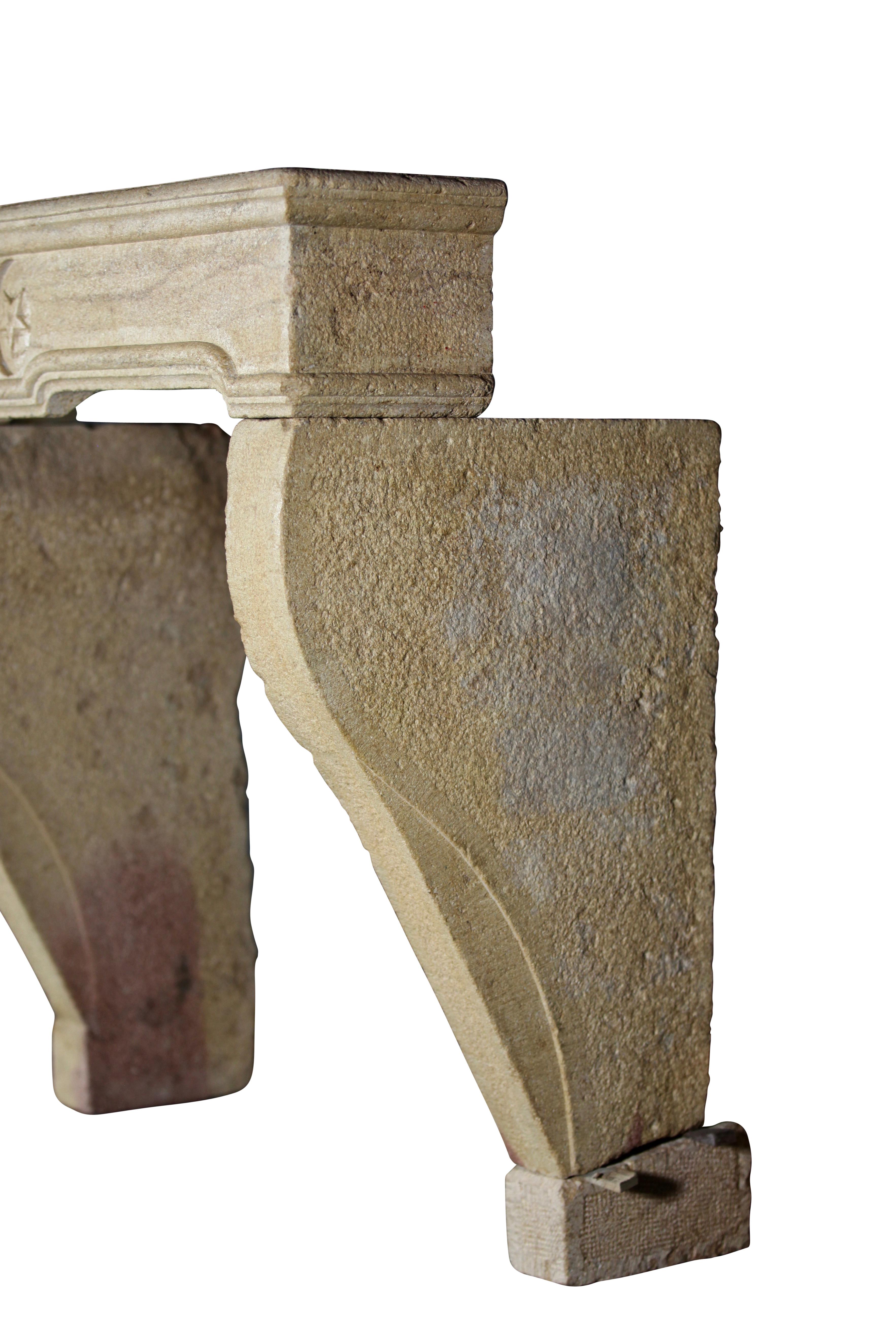 Feine europäische rustikale Kaminsims aus Kalkstein aus dem 17. Jahrhundert (Handgeschnitzt) im Angebot