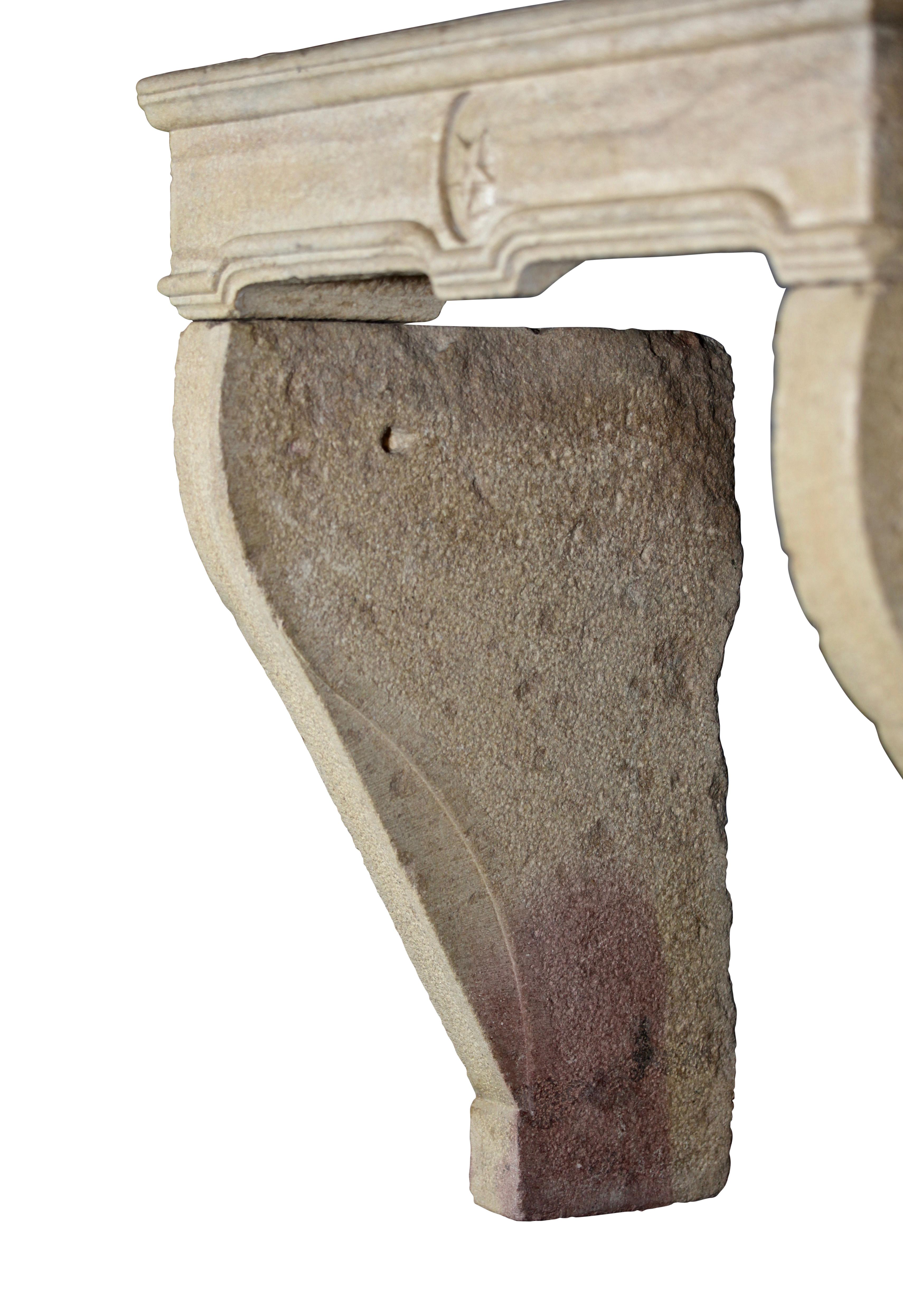 Feine europäische rustikale Kaminsims aus Kalkstein aus dem 17. Jahrhundert im Angebot 1