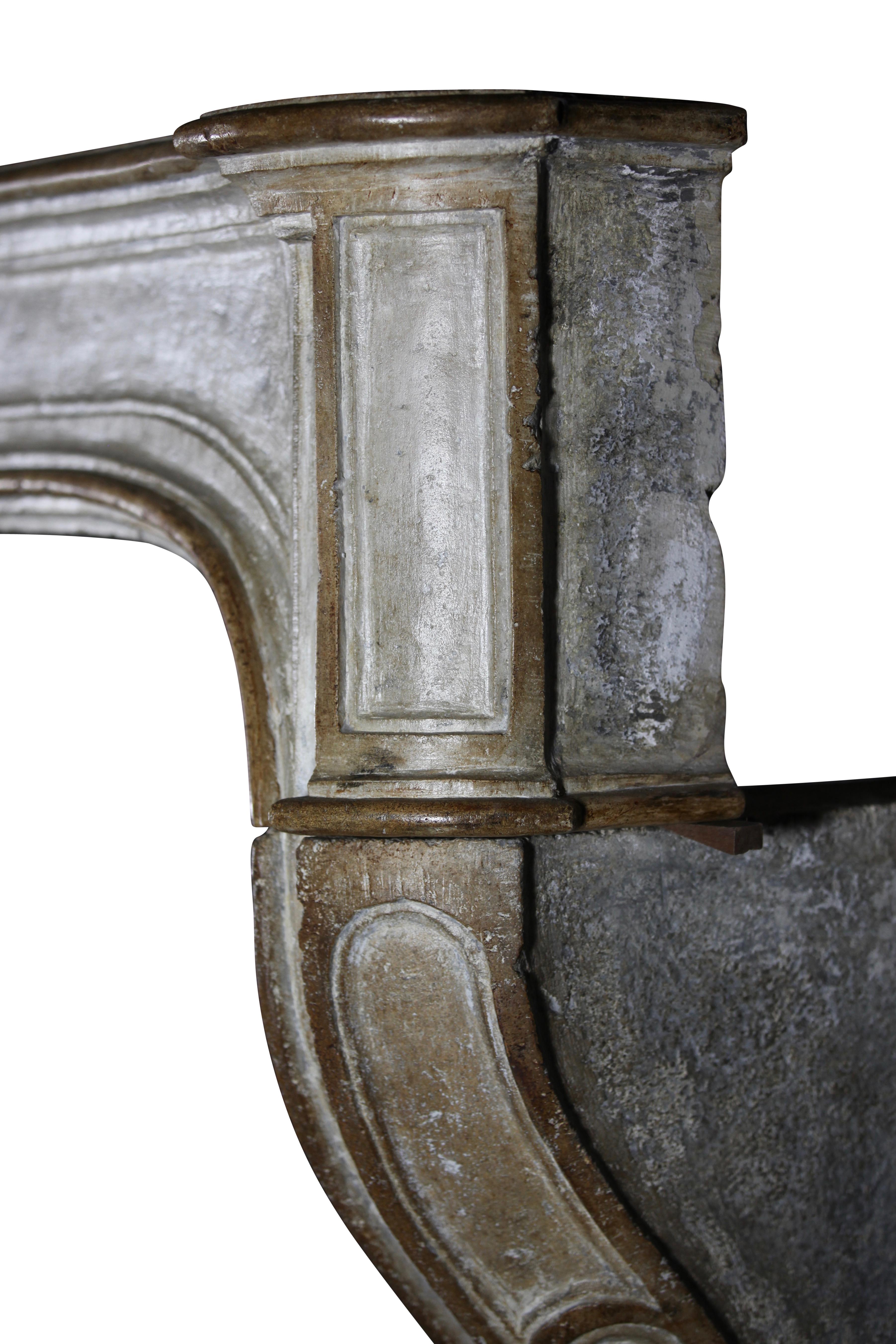 Feine originale antike französische Kaminsims aus Kalkstein aus dem 17. Jahrhundert im Angebot 6