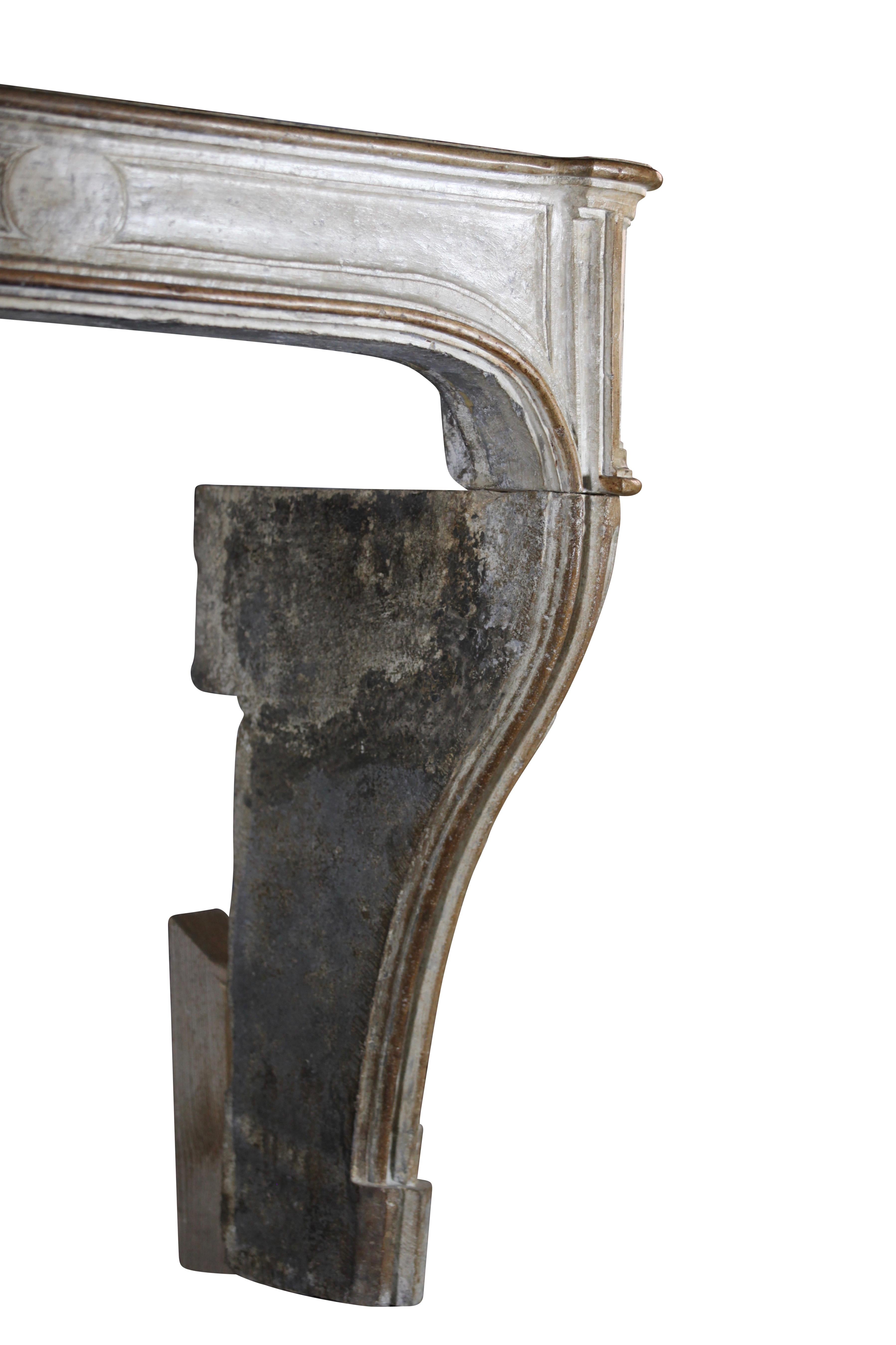 Contorno di caminetto originale francese del 17° secolo in pietra calcarea in vendita 7