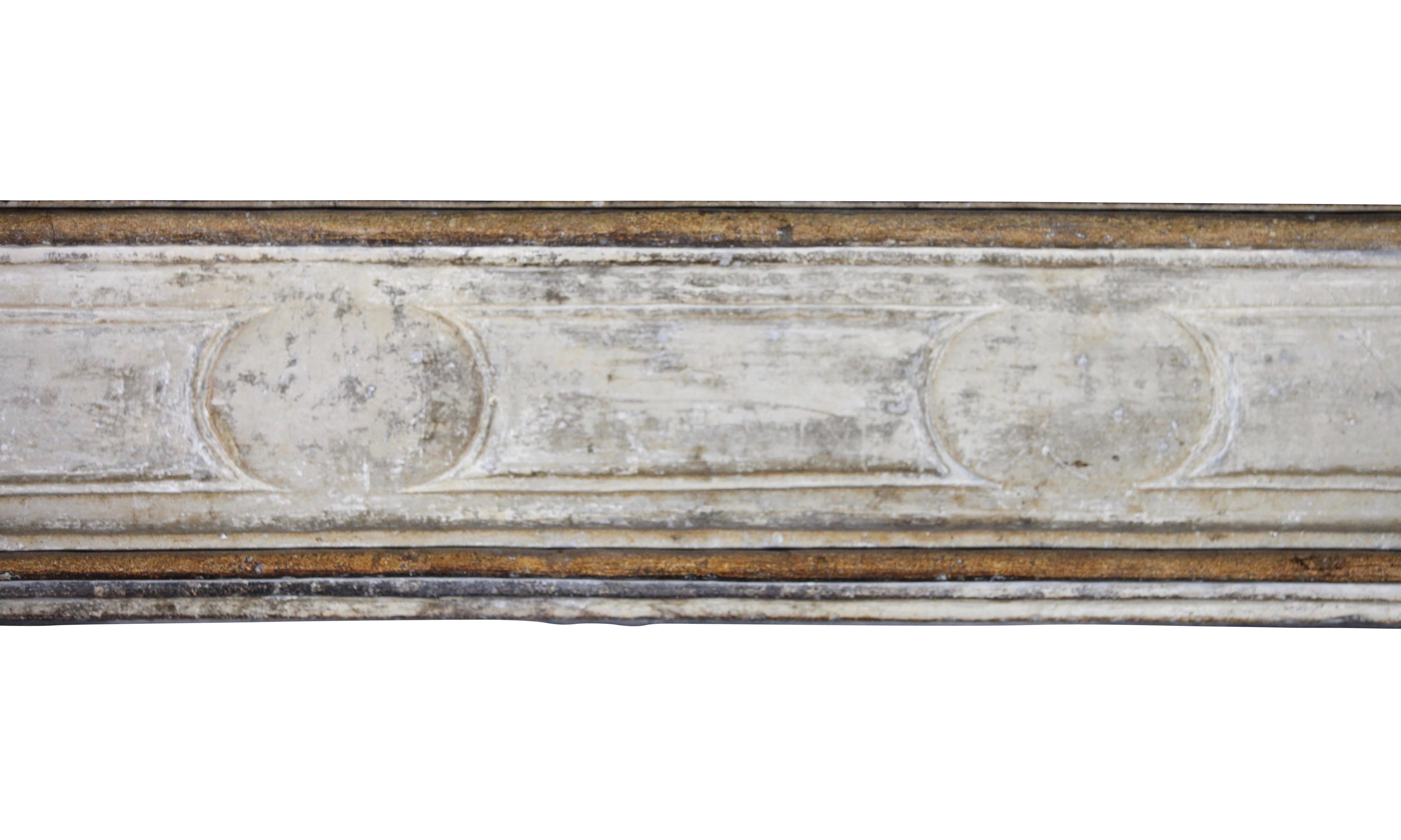 Ammirando le immagini ti accorgerai che questa cappa per camino vintage è unica nel suo genere, con una patina eccezionale. La patina conferisce a questo modello un aspetto country, ma può essere utilizzato anche in interni moderni e bianchi, dove
