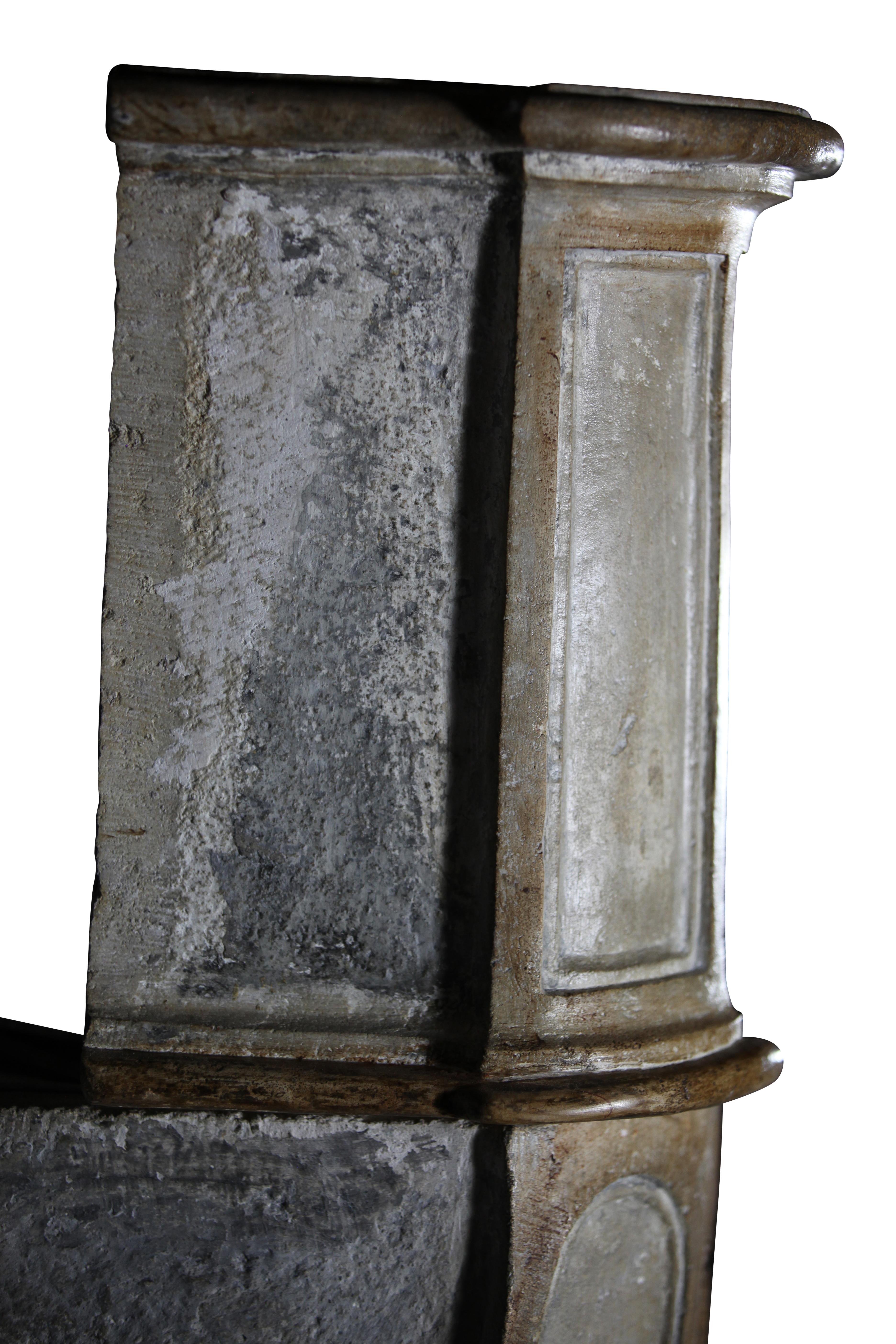 Feine originale antike französische Kaminsims aus Kalkstein aus dem 17. Jahrhundert im Angebot 14