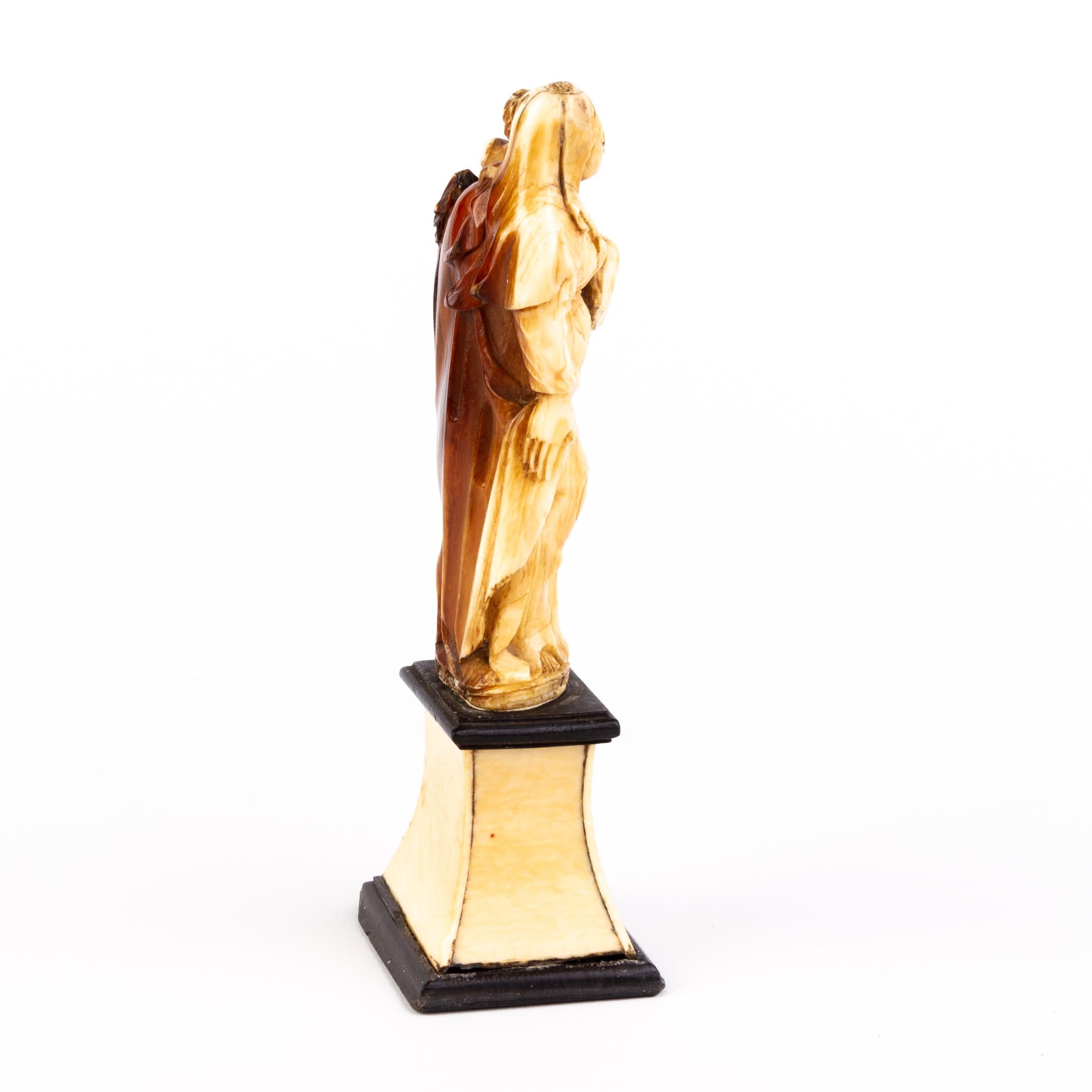 In good condition
From a private collection
Free international shipping
17th Century Flemisch Madonna & Child Bone Carving 