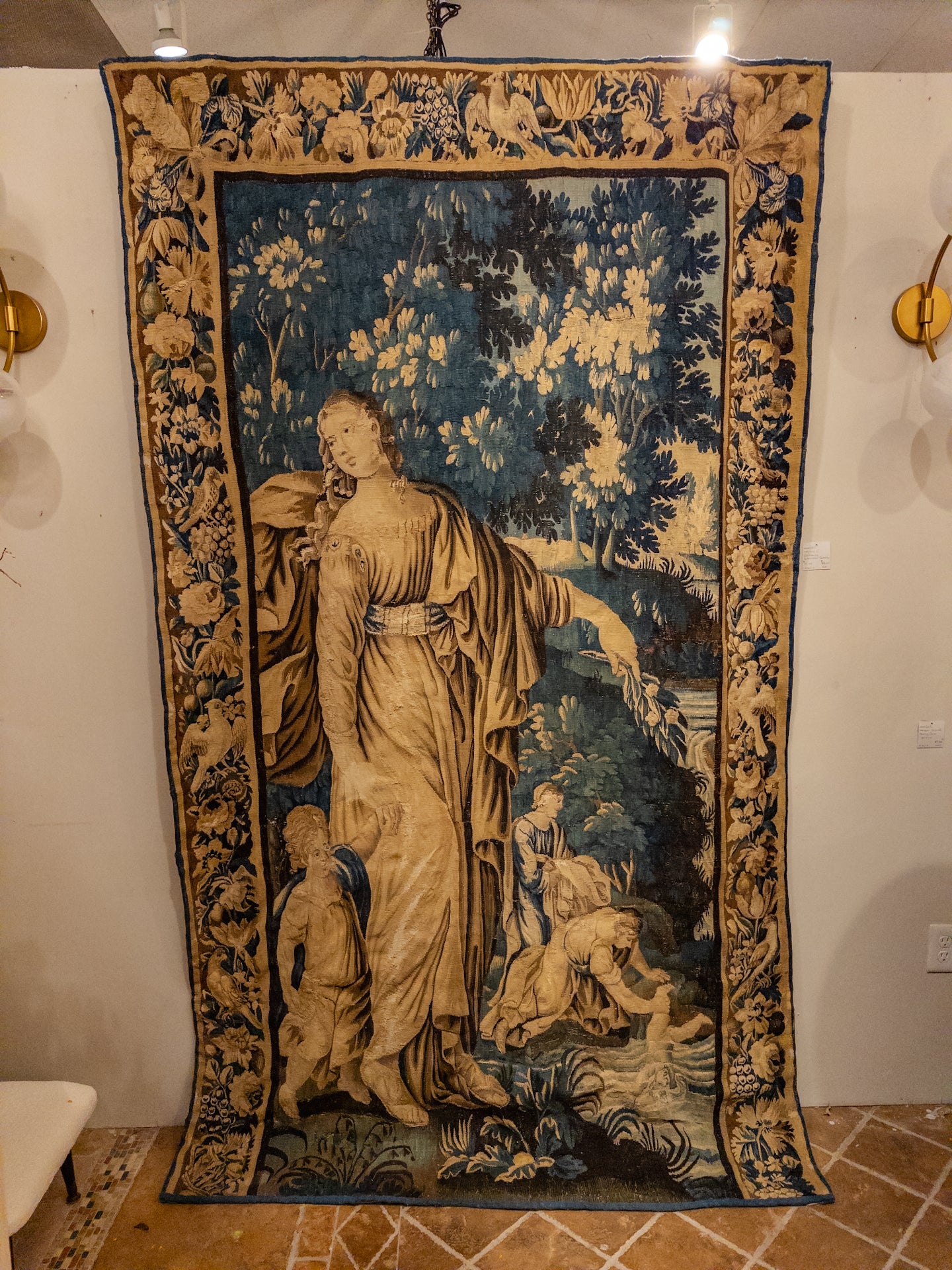Der flämische Aubusson-Wandteppich aus dem 17. Jahrhundert, der eine Frau zeigt, die mit ihrem Kind reist oder spazieren geht, ist eine fesselnde Darstellung des Alltagslebens aus dieser Zeit. Der mit bemerkenswerter Detailgenauigkeit und Finesse