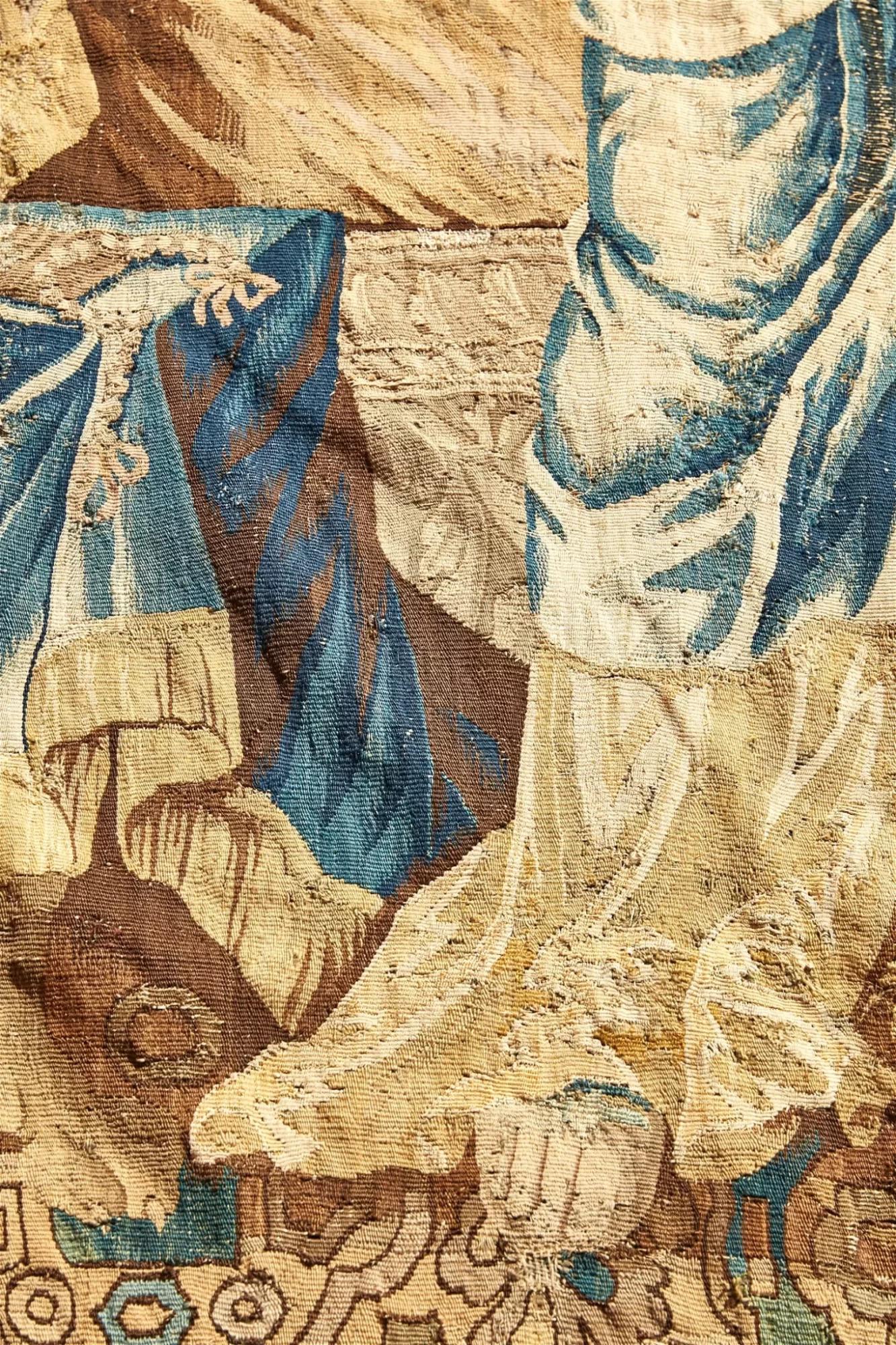 Ein flämischer Barockteppich aus dem 17. 
Dramatische Komposition und Bewegung - Die zentrale Figur befindet sich in einer dynamischen Pose mit fließenden Faltenwürfen und starken Diagonalen, um die Handlung zu vermitteln.  Dieses Stück
