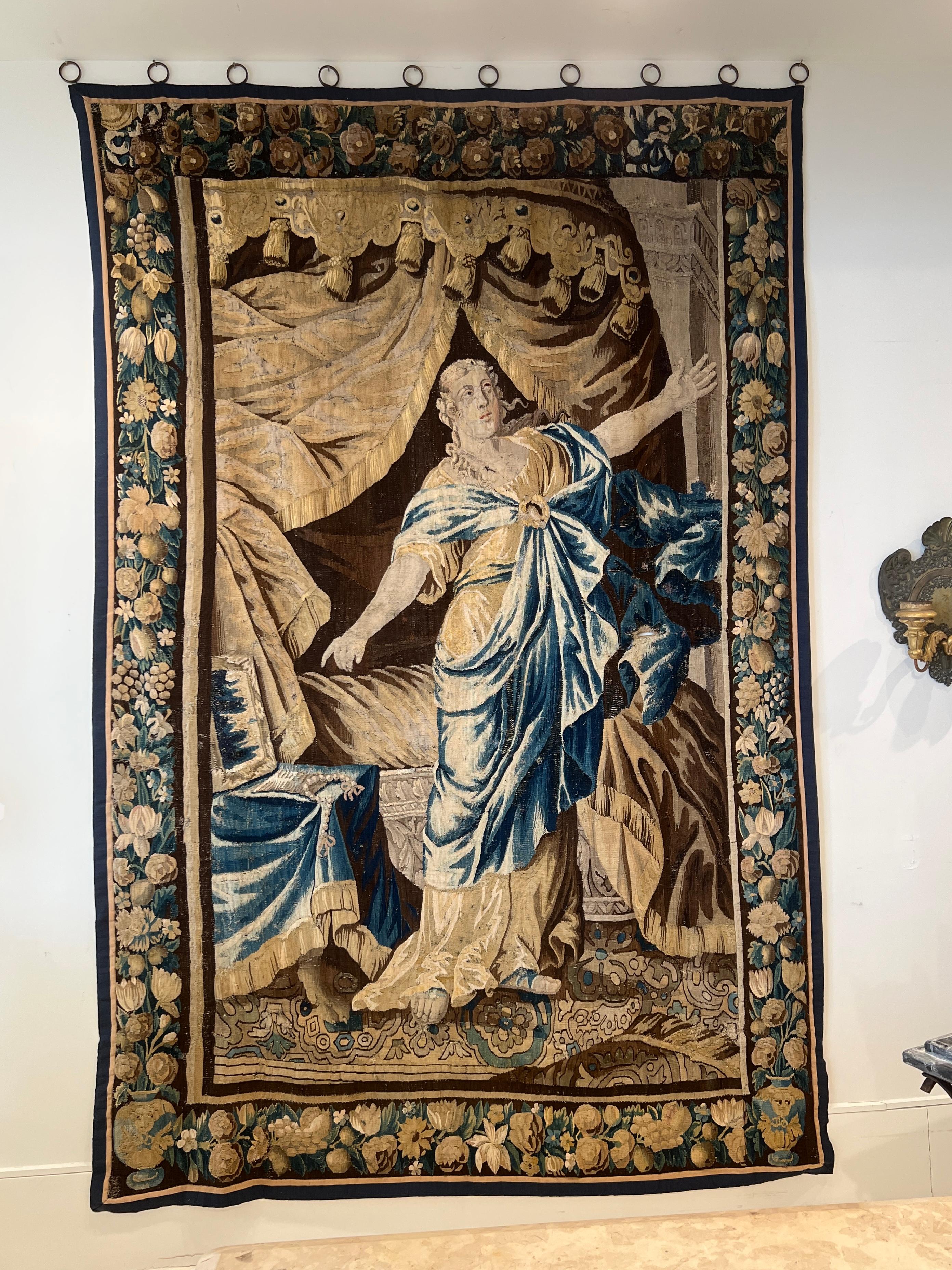 Tapisserie baroque flamande du 17ème siècle avec 
Composition dramatique et mouvement - La figure centrale prend une pose dynamique avec des draperies fluides et des diagonales fortes qui traduisent l'action.  Cette pièce présente
des décors