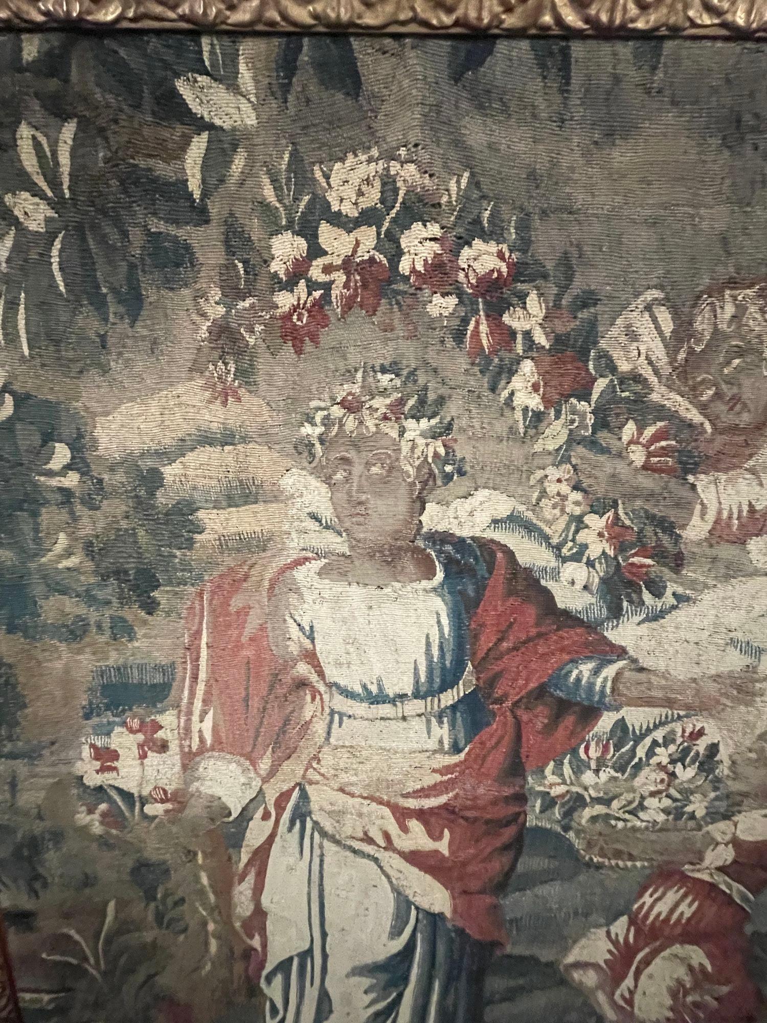 Ein exquisites Fragment eines flämischen Barockteppichs aus dem 17. Jahrhundert, wunderschön erhalten und in einem späteren Rahmen aus Goldholz präsentiert. Dieses Fragment zeigt den Reichtum barocker Kunstfertigkeit mit komplizierten Webarbeiten,