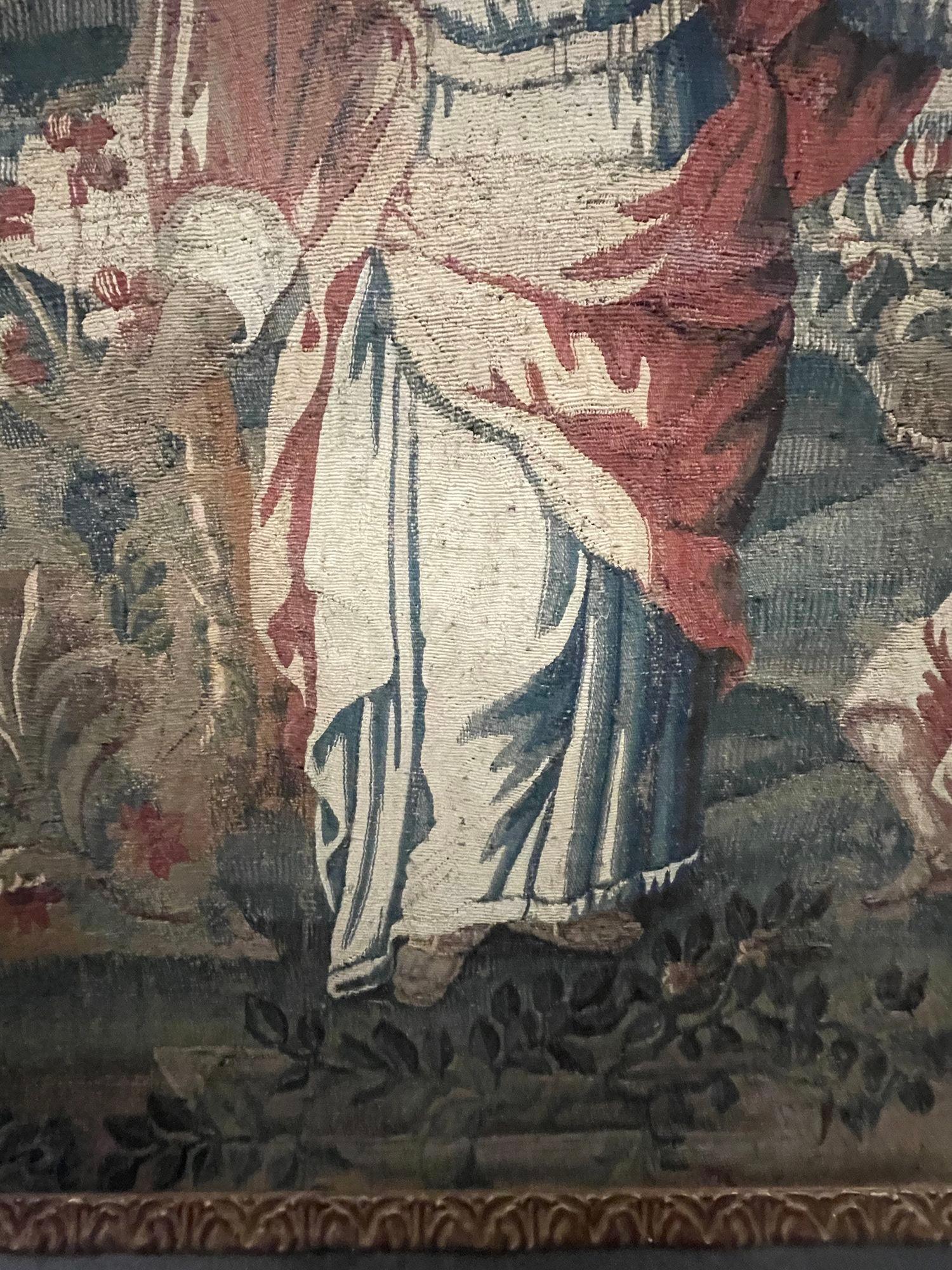 17. Jahrhundert Flemish Baroque Tapestry Fragment in späteren Giltwood Frame. Belgien. (Belgisch) im Angebot