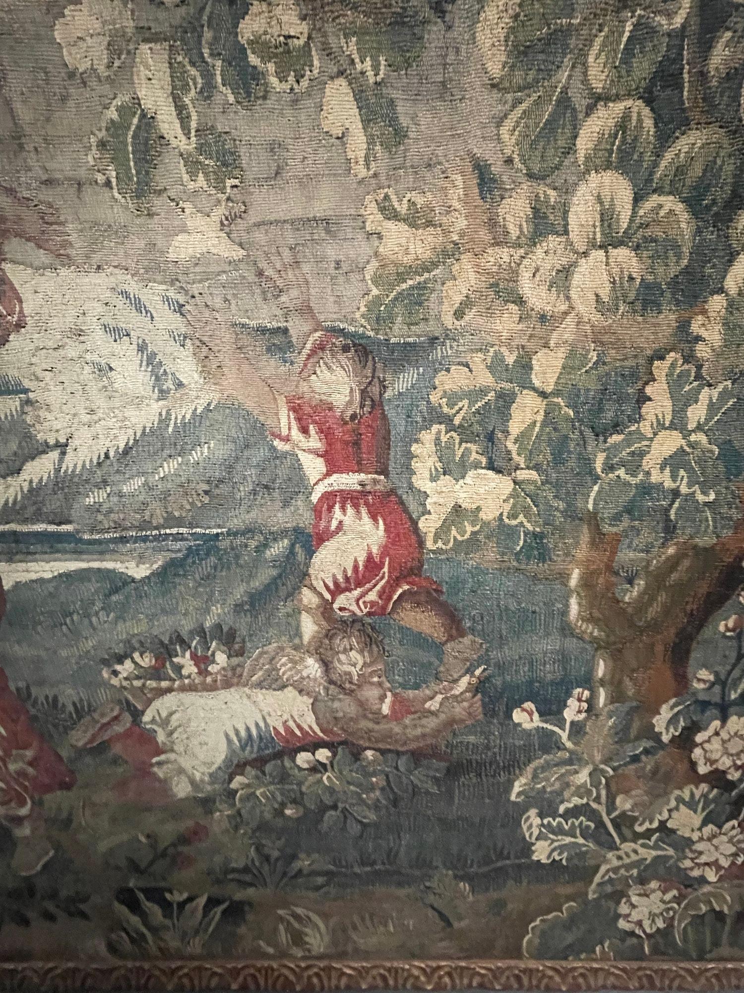17. Jahrhundert Flemish Baroque Tapestry Fragment in späteren Giltwood Frame. Belgien. (18. Jahrhundert und früher) im Angebot