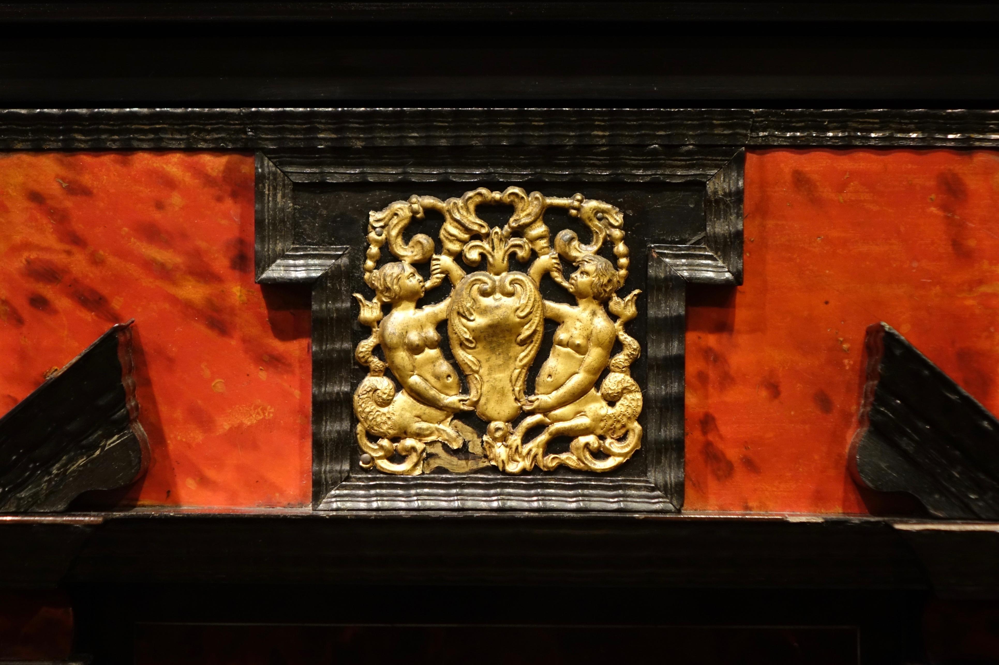 17th Century Flemish Cabinet in Ebony, Tortoiseshell and Blackened Wood (Französisch)