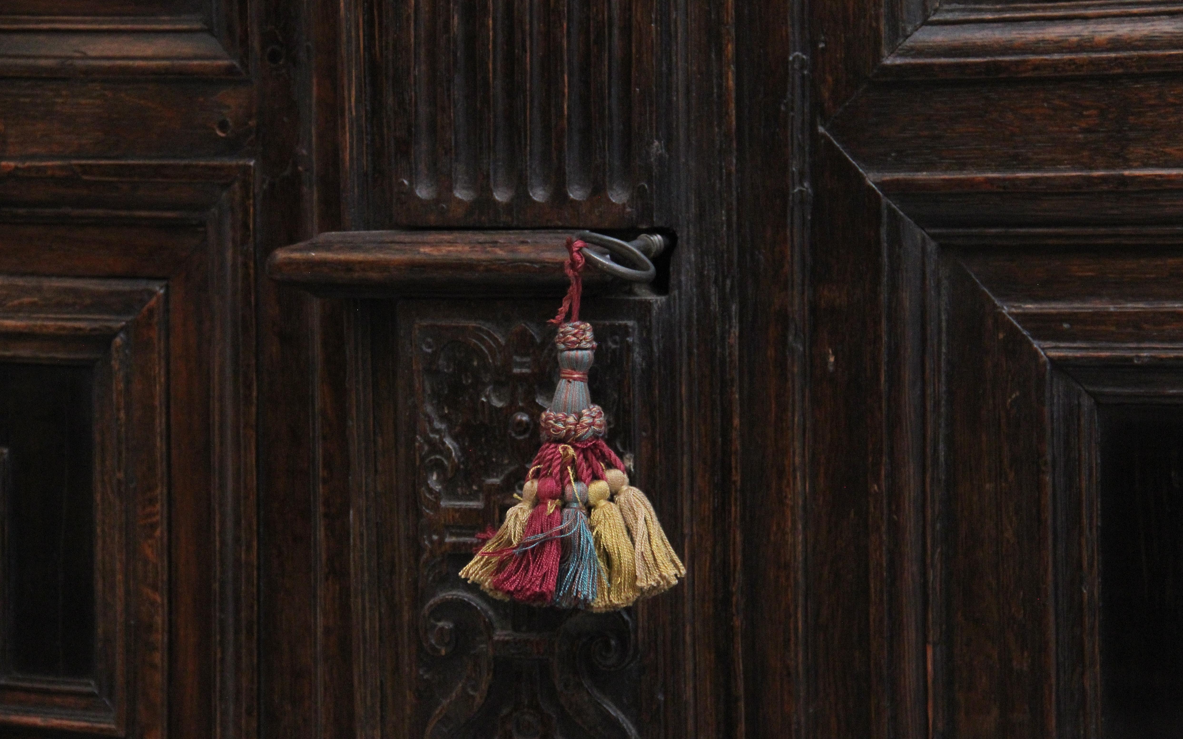 17th Century Flemish carved oak cupboard 8