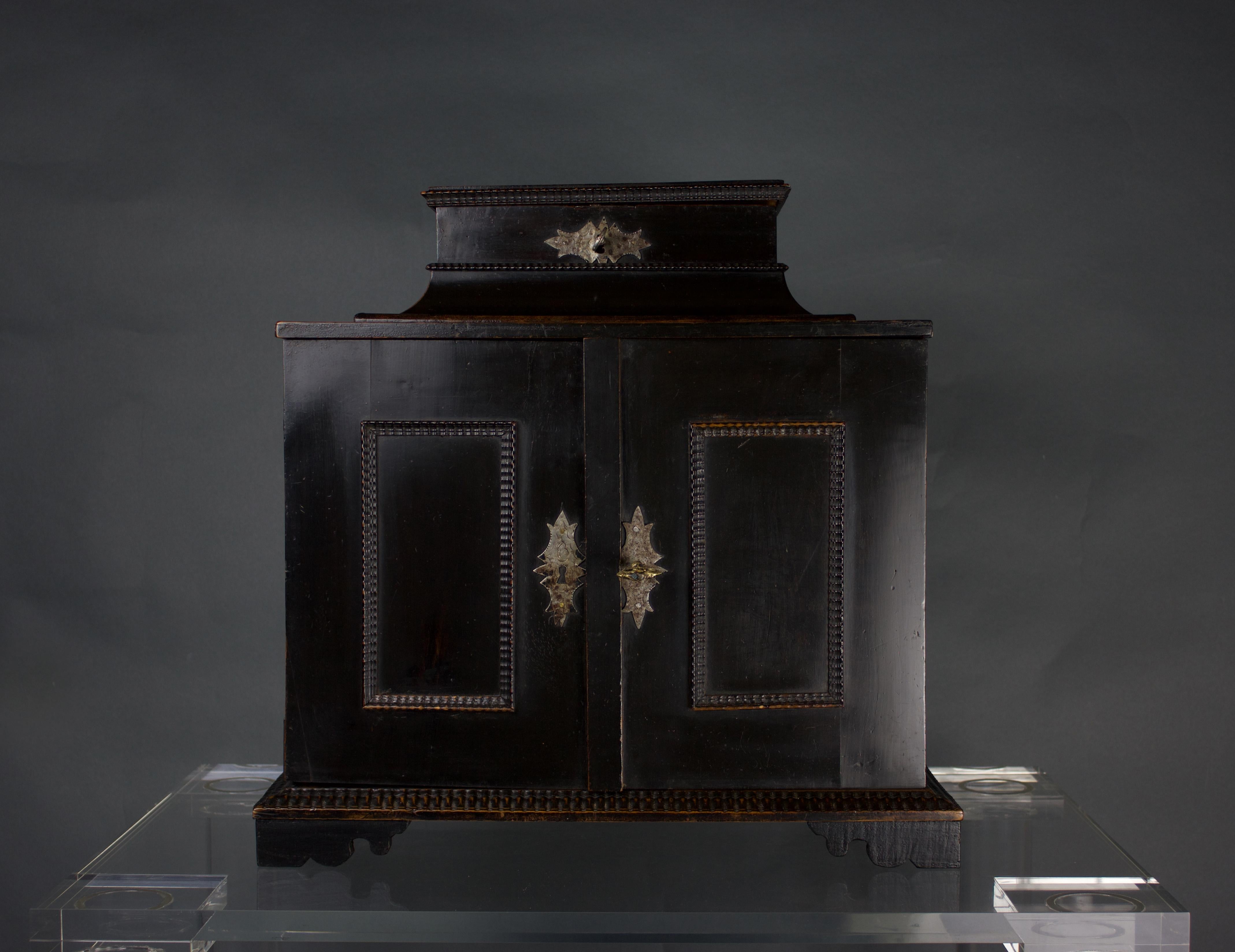 17th Century Flemish Ebonised Pearwood Table Cabinet, Circa 1650 In Good Condition For Sale In Brugge, BE