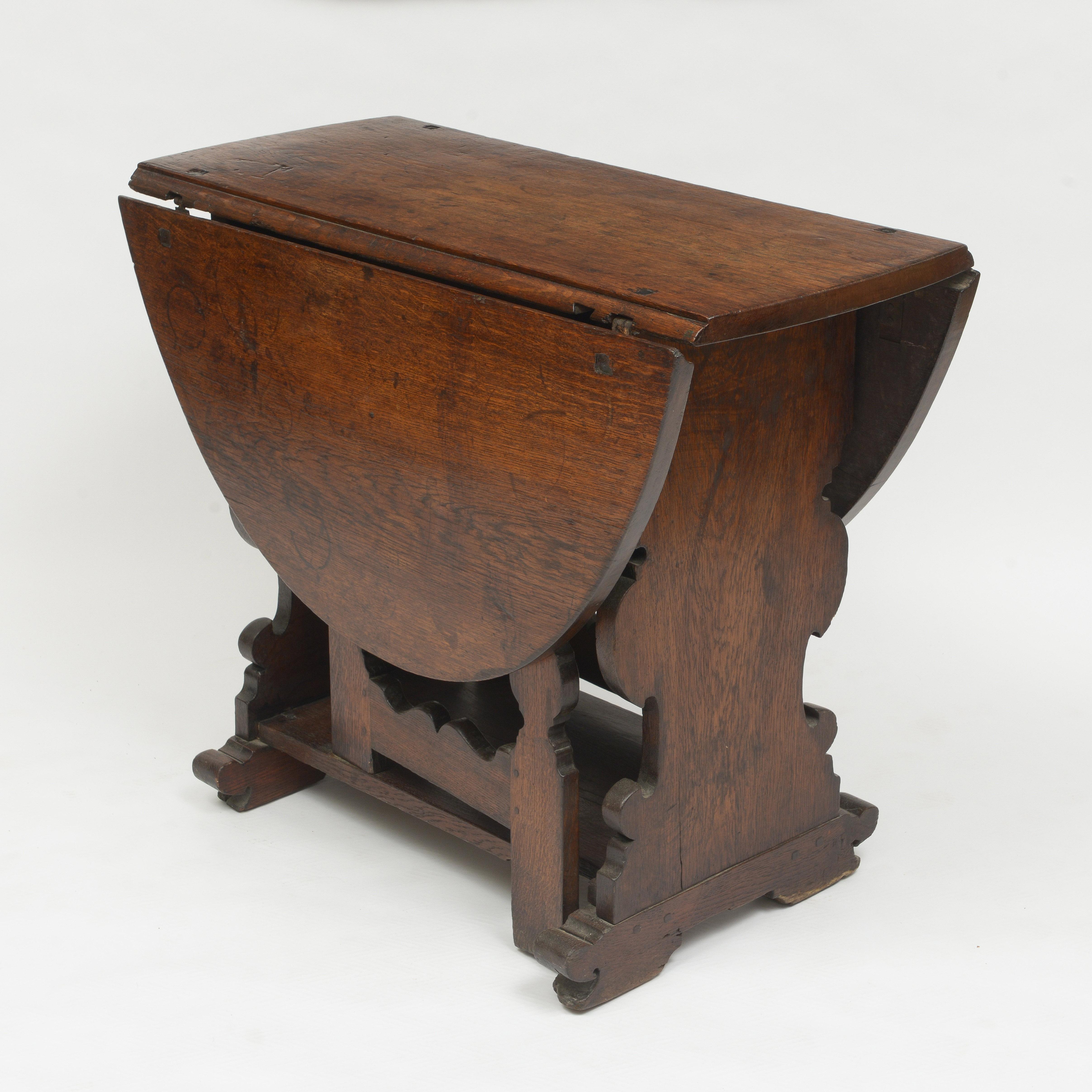 Hand-Crafted 17th Century Flemish Gate Leg Table For Sale