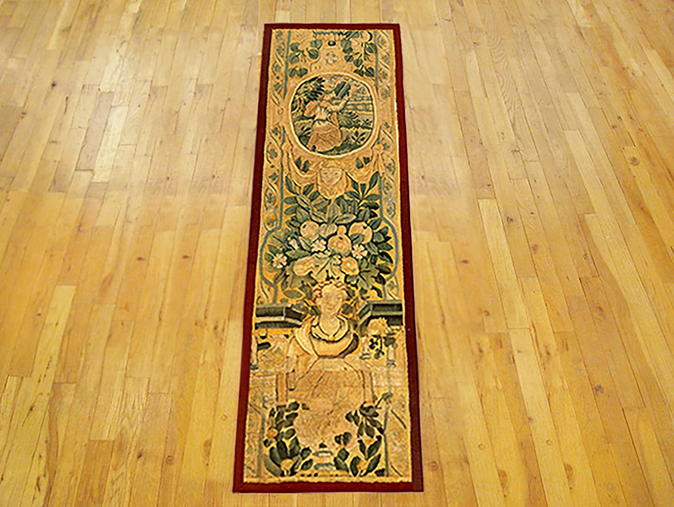 Eine historische flämische Wandteppichplatte aus dem 17. Dieses vertikal ausgerichtete dekorative Wandteppich-Paneel zeigt unten eine königliche weibliche Figur, darüber eine florale Reserve und oben eine weitere königliche weibliche Figur in einer