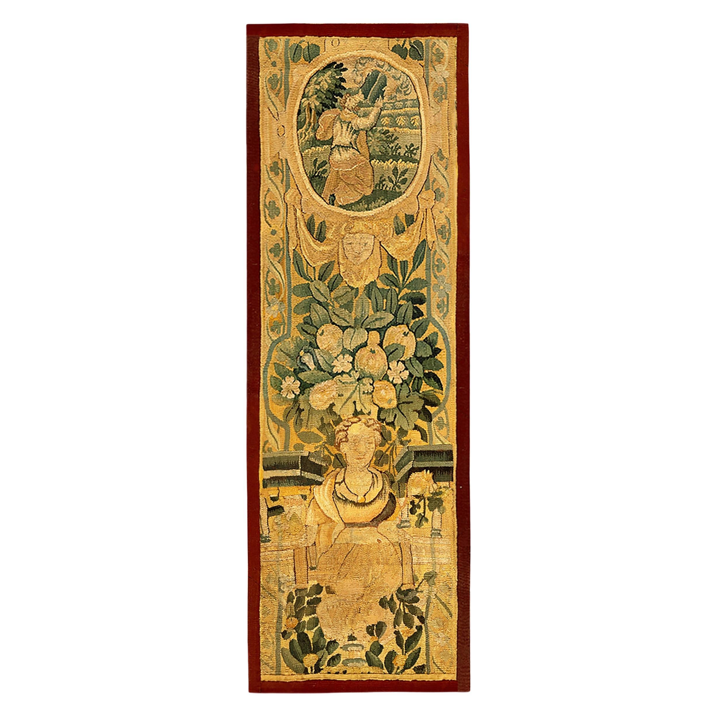 Panneau de tapisserie historique flamande du 17ème siècle, orienté verticalement avec pendentif