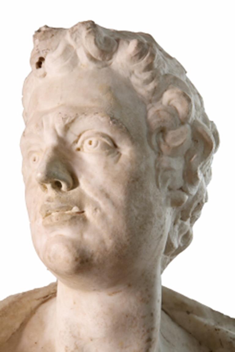 Un busto in marmo scolpito fiammingo della fine del XVII secolo di un uomo che guarda a destra e che indossa un abito classico.