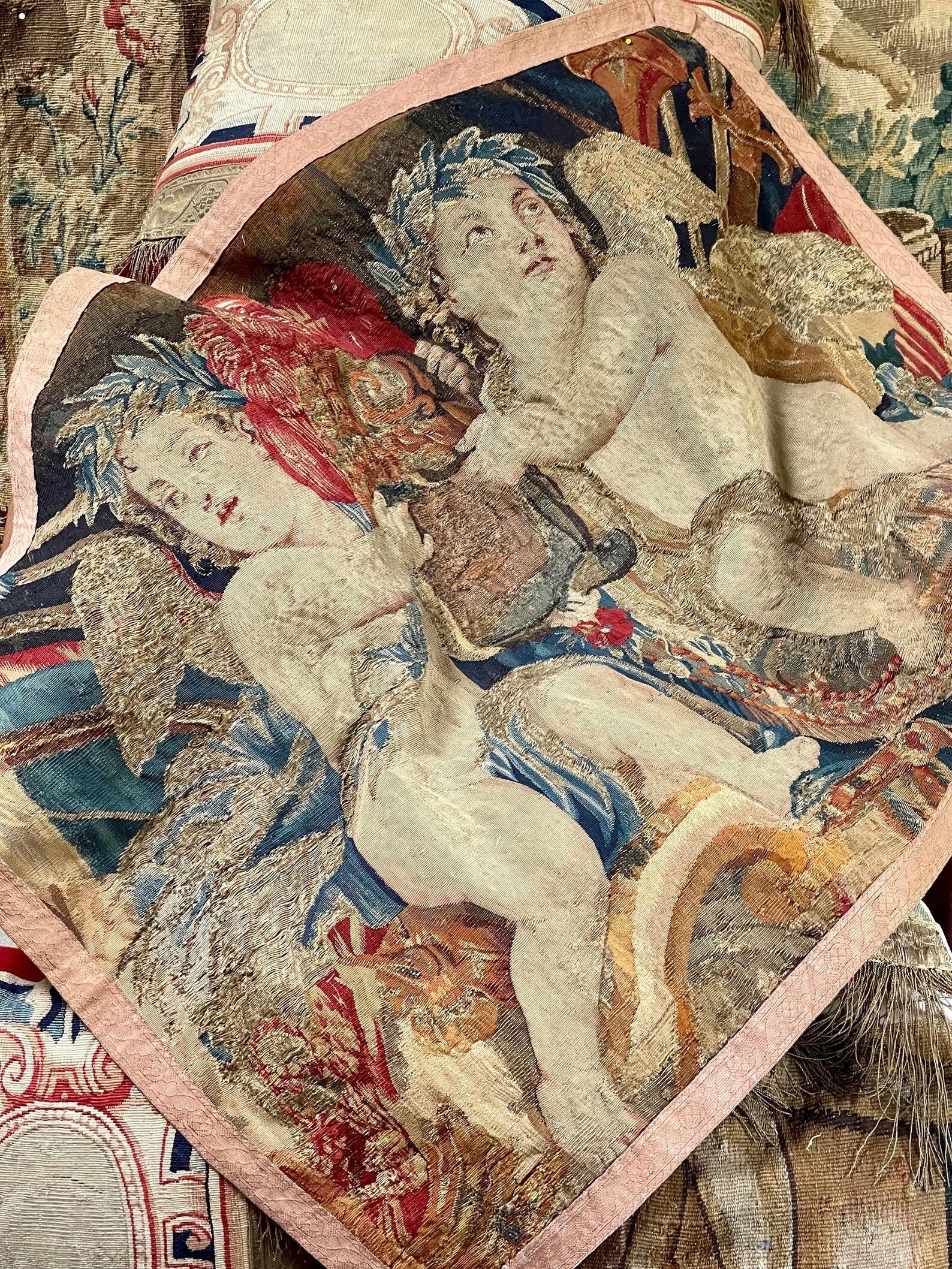 Prächtige antike Brüsseler Allegorische Tapisserie

Aus dem 17. Jahrhundert

Aus Wolle und Seide gewebt, mit zwei bekränzten Putten, die einen gefiederten Helm halten, umgeben von Trophäen

Der zentrale Teil eines viel größeren