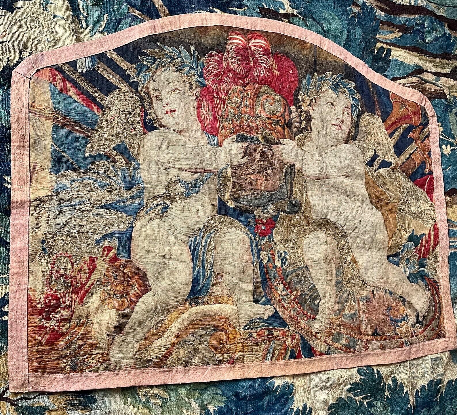 17. Jahrhundert Flemish Wandteppich Putten (Gewebt) im Angebot