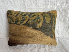 Cuscino con frammento di arazzo fiammingo del XVII secolo