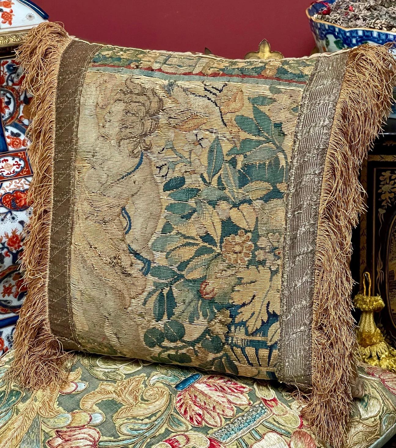 Aubusson Cuscino ad arazzo fiammingo del XVII secolo CHERUB in vendita