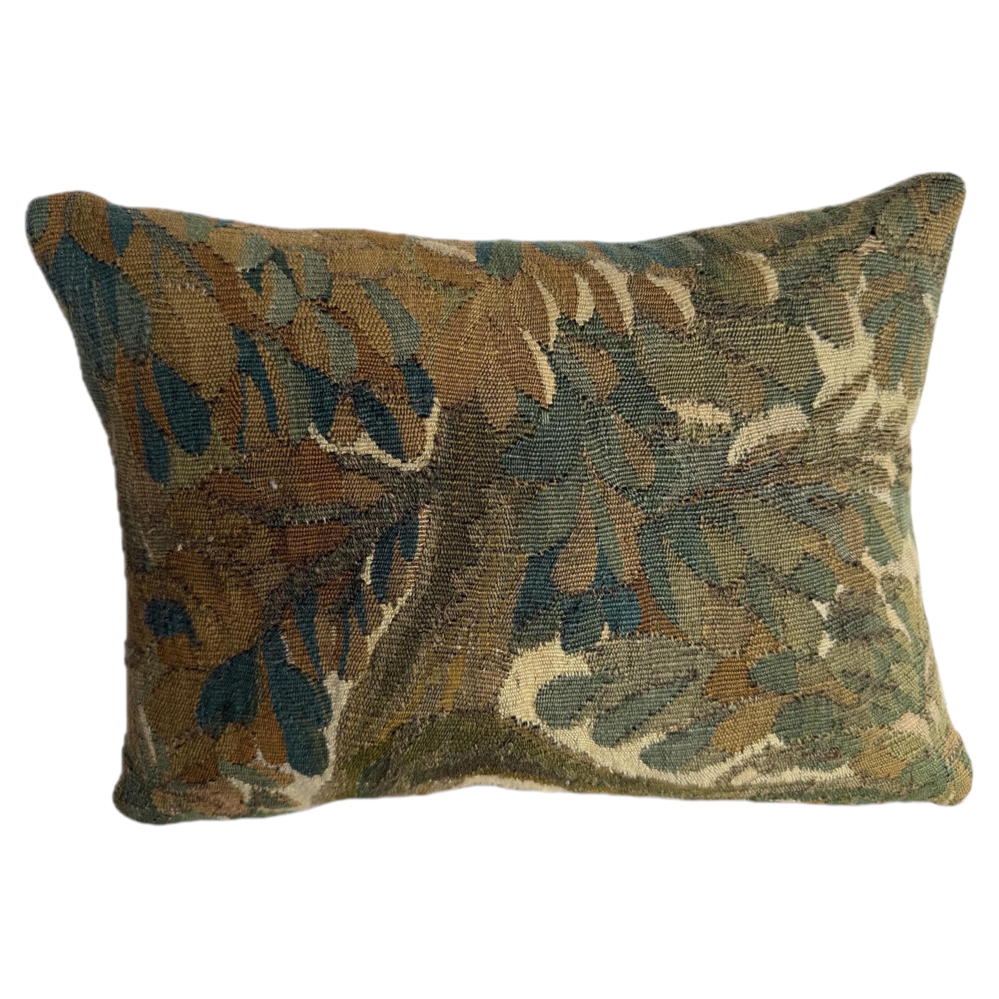 Oreiller en tapisserie flamande du 17ème siècle Verdure Foliage Design