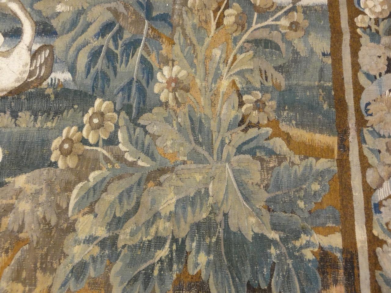 Flämischer Verdue-Wandteppich des 17. Jahrhunderts mit exotischen Vögeln und Landschaftsszene (Barock) im Angebot