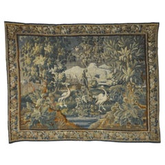 Tapiz flamenco Verdue del siglo XVII con aves exóticas y escena de paisaje