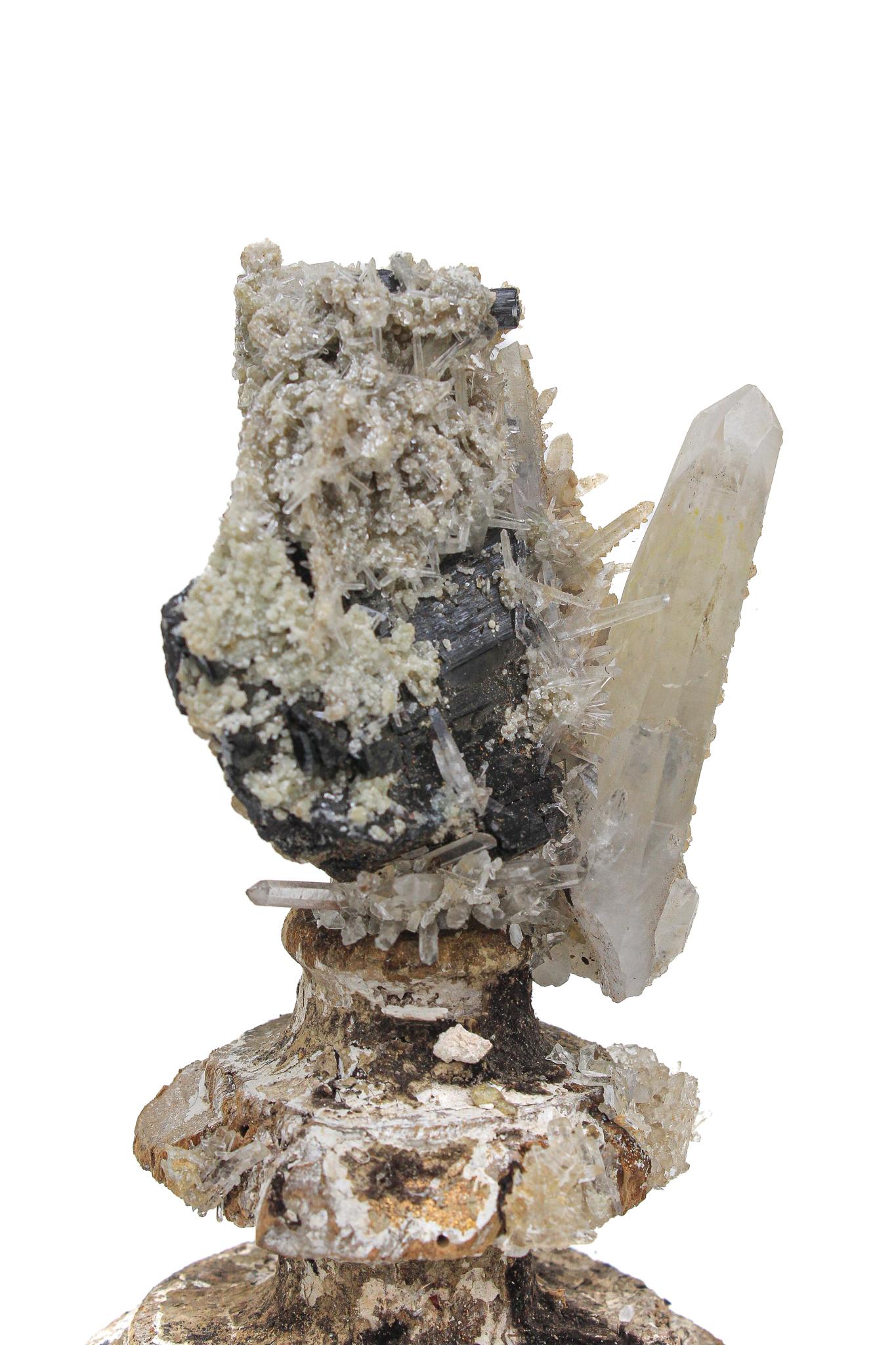Fragmento de Florencia del siglo XVII con turmalina y cristales sobre madera petrificada Rococó en venta