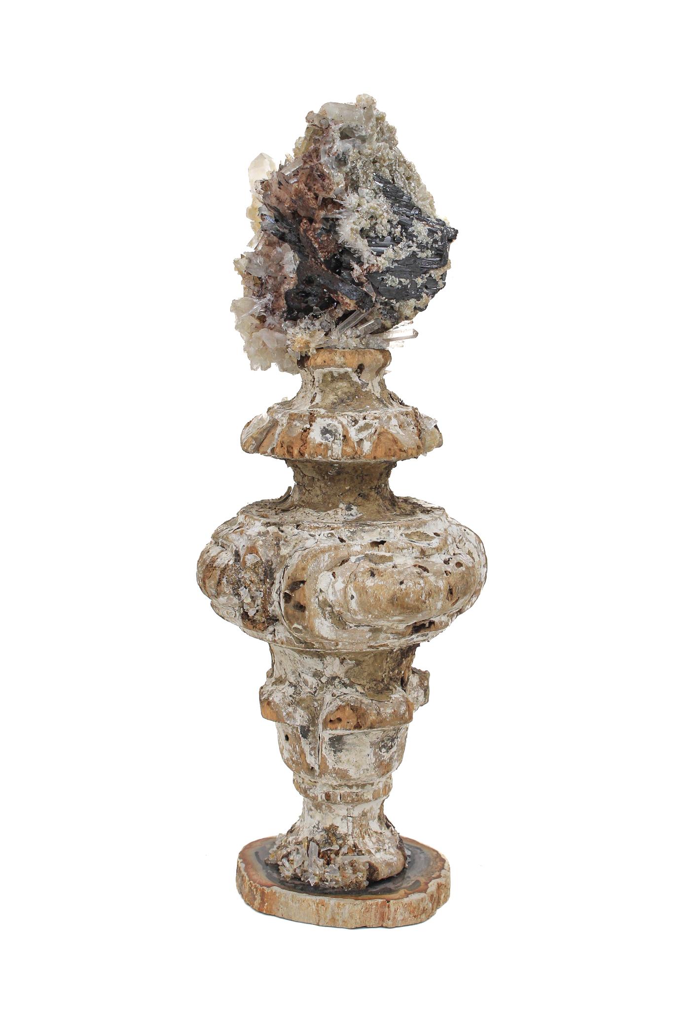 Fragmento de Florencia del siglo XVII con turmalina y cristales sobre madera petrificada Tallado a mano en venta