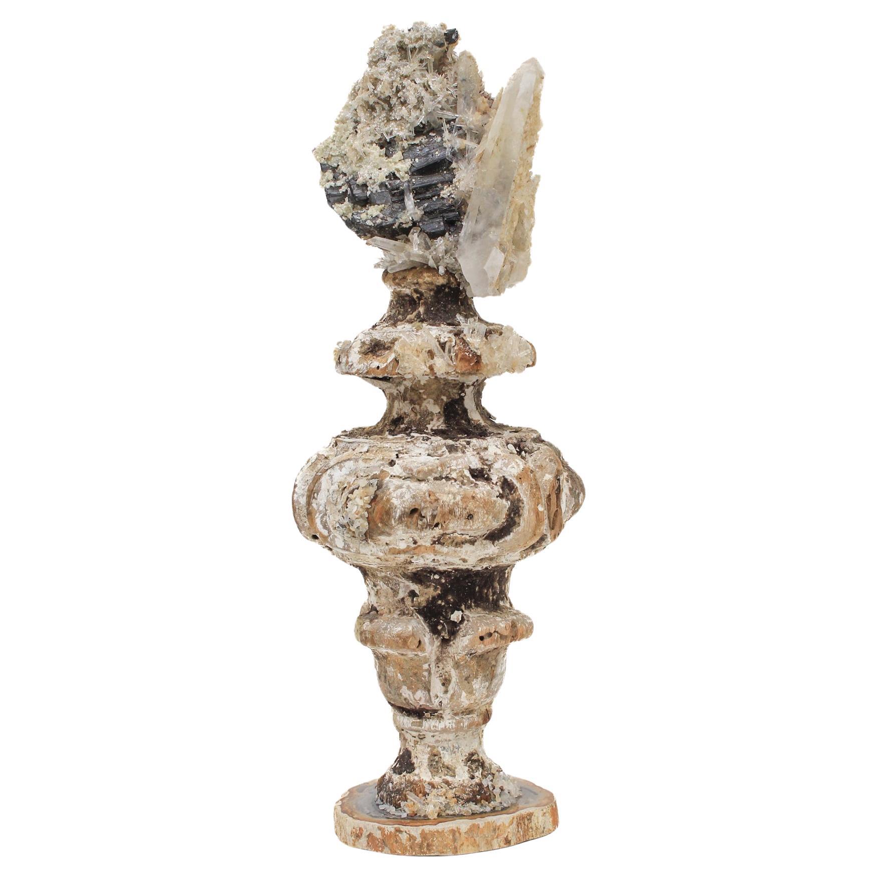 Fragmento de Florencia del siglo XVII con turmalina y cristales sobre madera petrificada