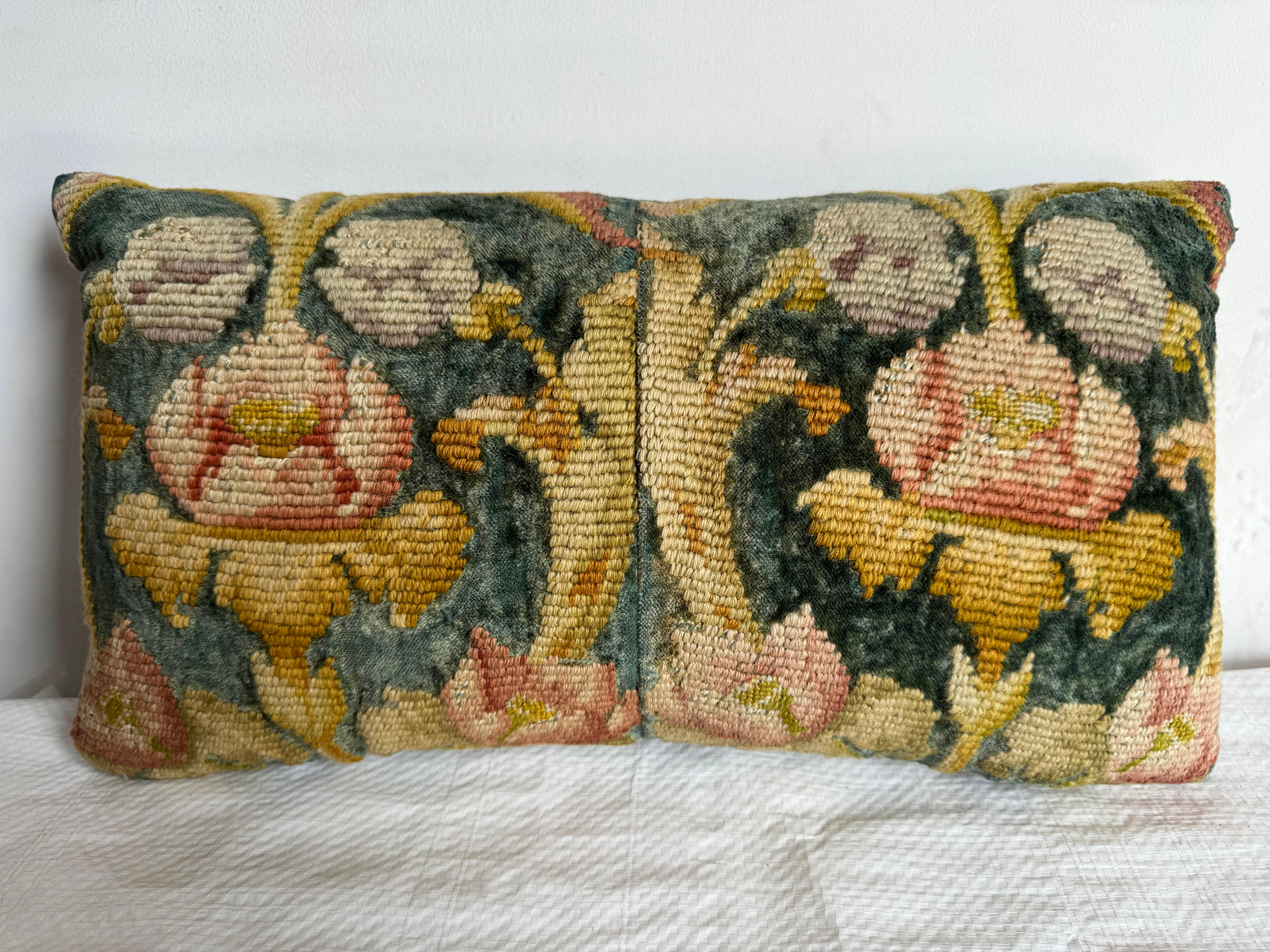 Oreiller Florentine du XVIIe siècle, 18 x 10 pouces - un luxueux mélange de velours et de soie, mettant en valeur l'art italien complexe de l'époque de la Renaissance. Cette pièce élégante reflète une sophistication intemporelle, ce qui en fait un