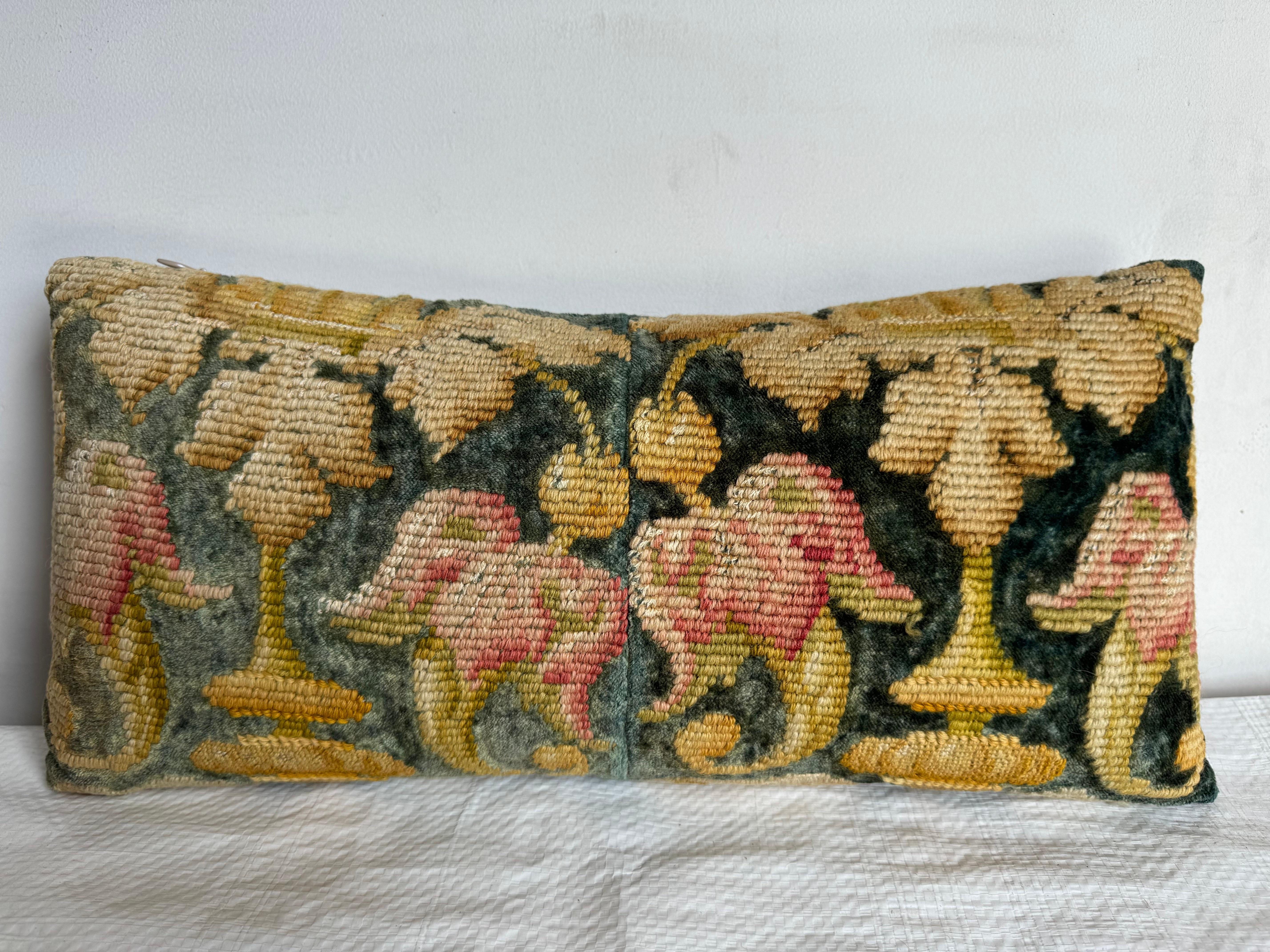 Oreiller Florentine du XVIIe siècle, 18 x 8 pouces - une création exquise de velours et de soie, ornée de motifs italiens complexes datant de la Renaissance. Cette pièce intemporelle rayonne d'élégance, parfaite comme accent décoratif raffiné ou