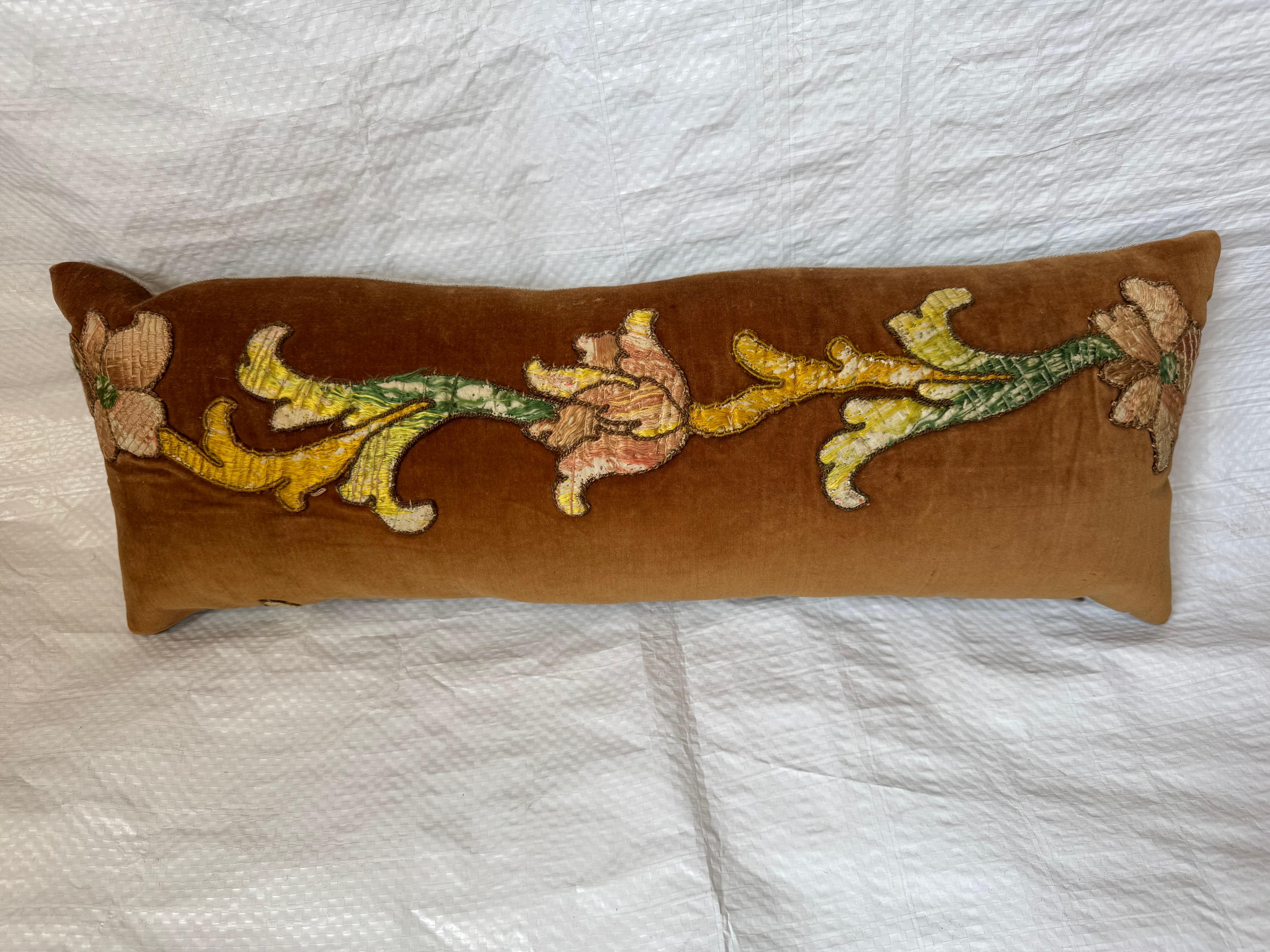 Un fragment rare et exquis de textile Florentine du XVIIe siècle, illustrant l'opulence de la période baroque italienne. Cette pièce présente de riches motifs de velours cramoisi - probablement des poils de soie - tissés à la main sur un fond de