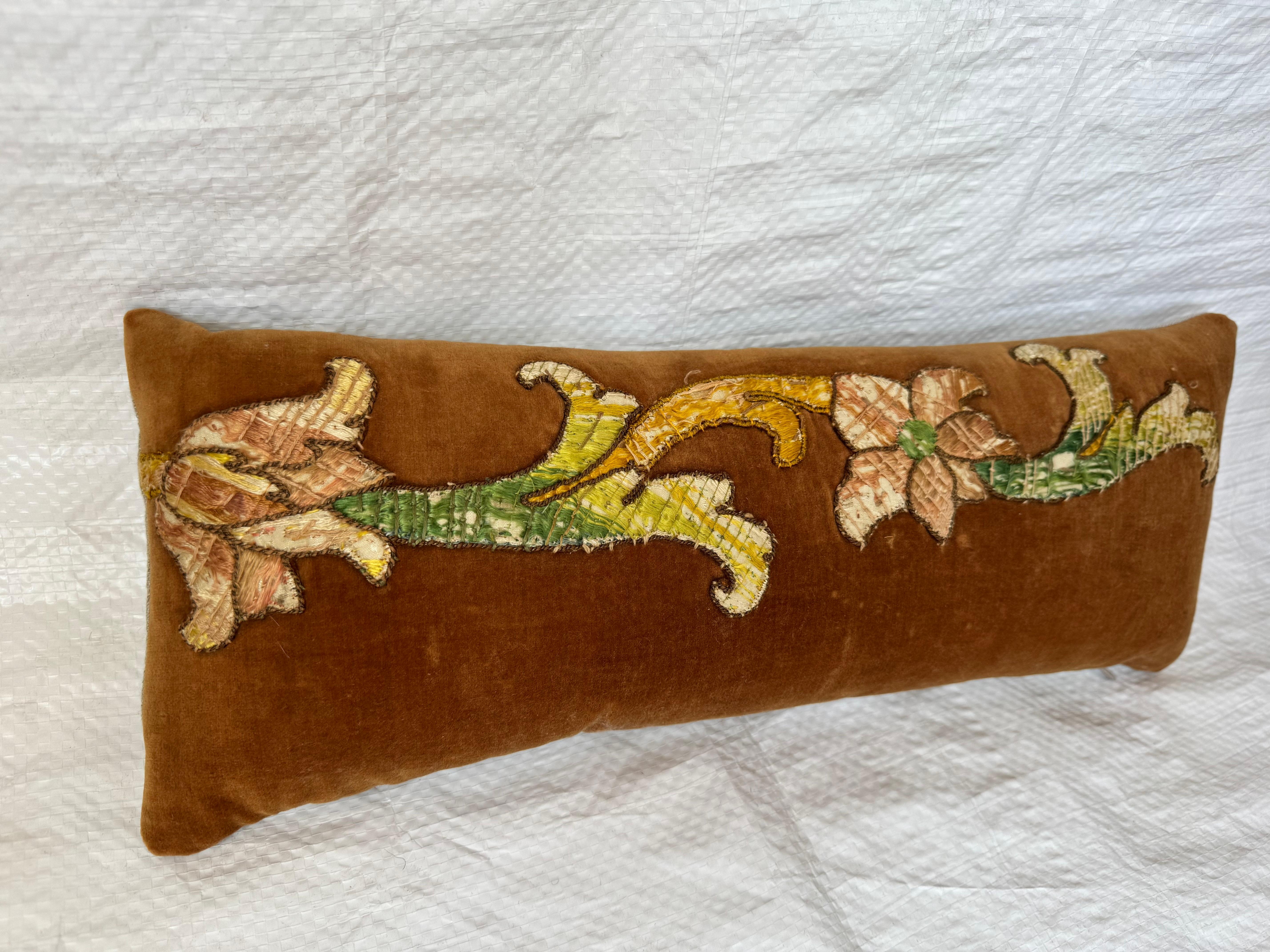 Ce coussin décoratif personnalisé présente un rare fragment de textile baroque du XVIIe siècle appliqué sur un riche velours aux tons cannelle. Ce fragment antique, qui fait probablement partie d'une broderie européenne ou d'un textile