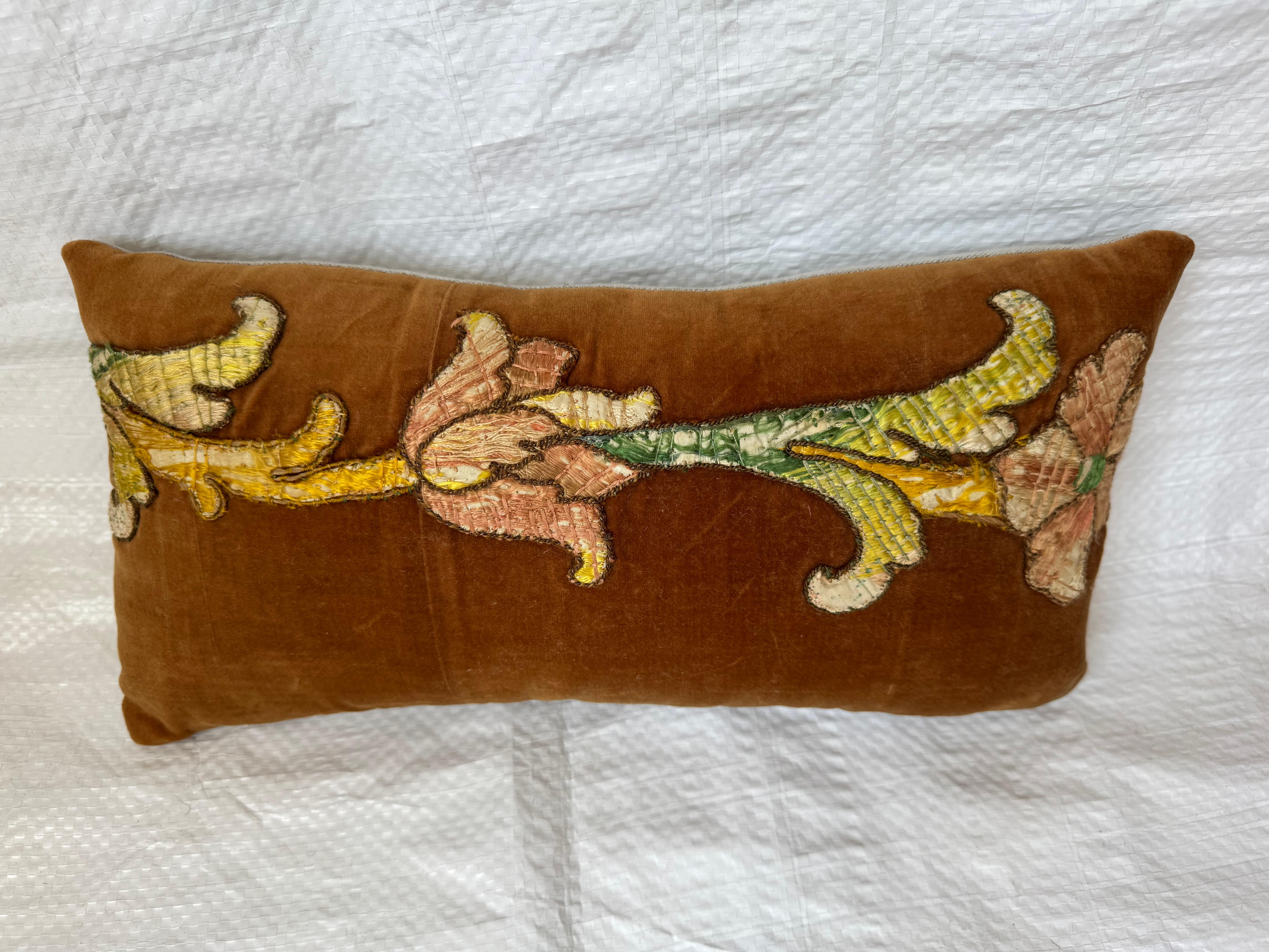 Esta pieza, un opulento fragmento del arte textil florentino del siglo XVII, muestra una artesanía magistral en terciopelo cortado de color carmesí intenso sobre un brillante fondo de seda. La superficie ricamente texturizada presenta enredaderas y
