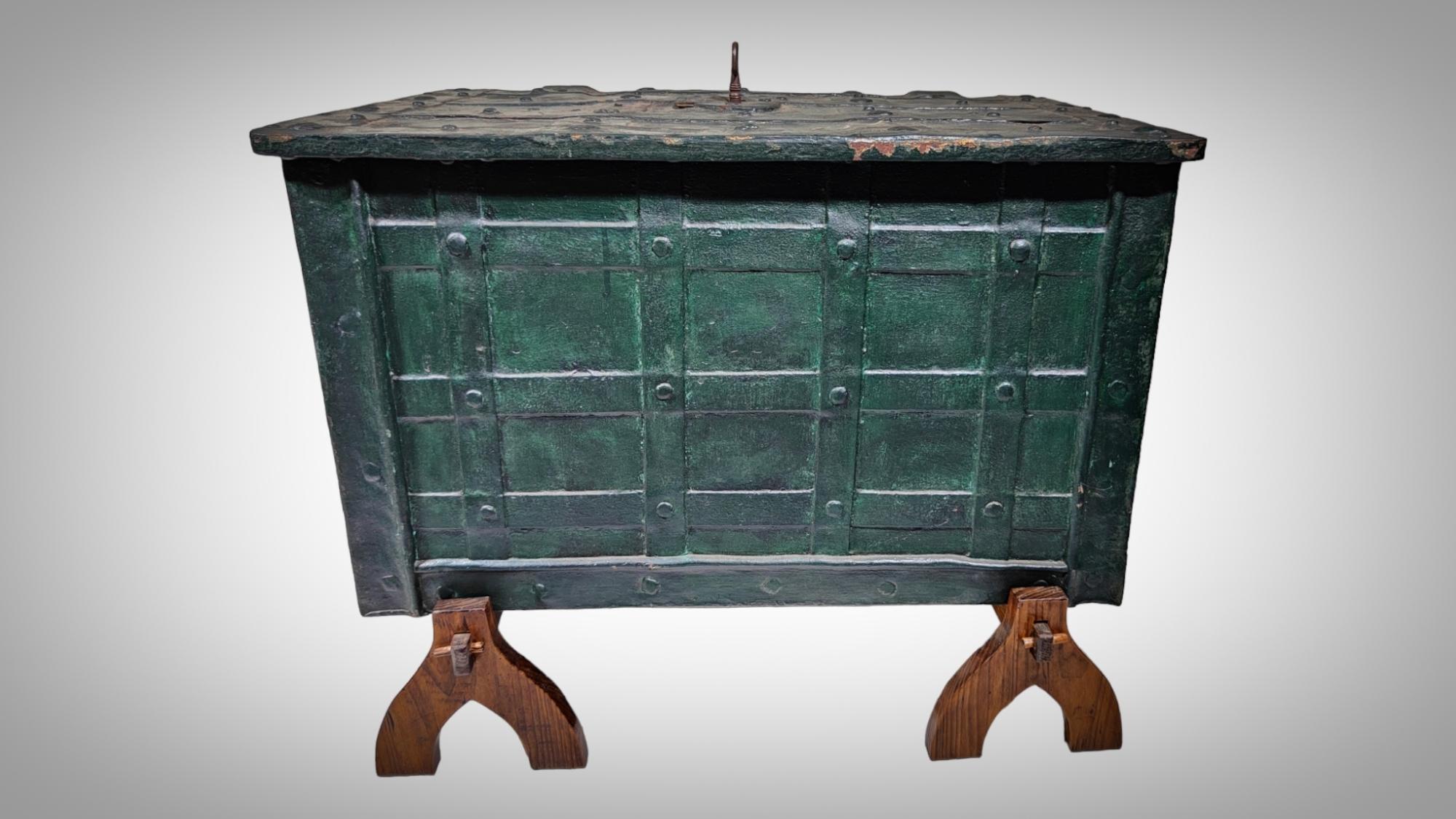 17th Century forged Iron Safe strong box For Sale 7