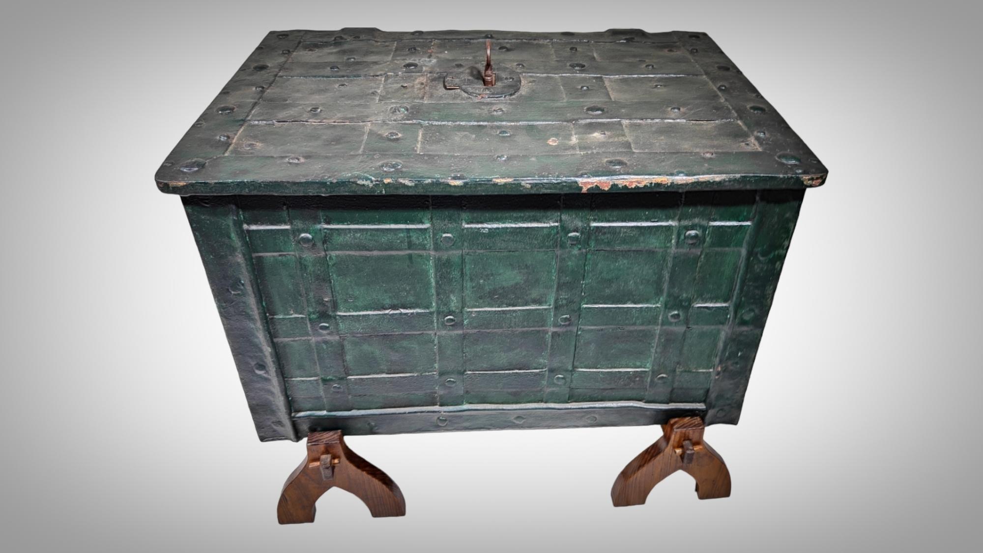 17th Century forged Iron Safe strong box For Sale 10