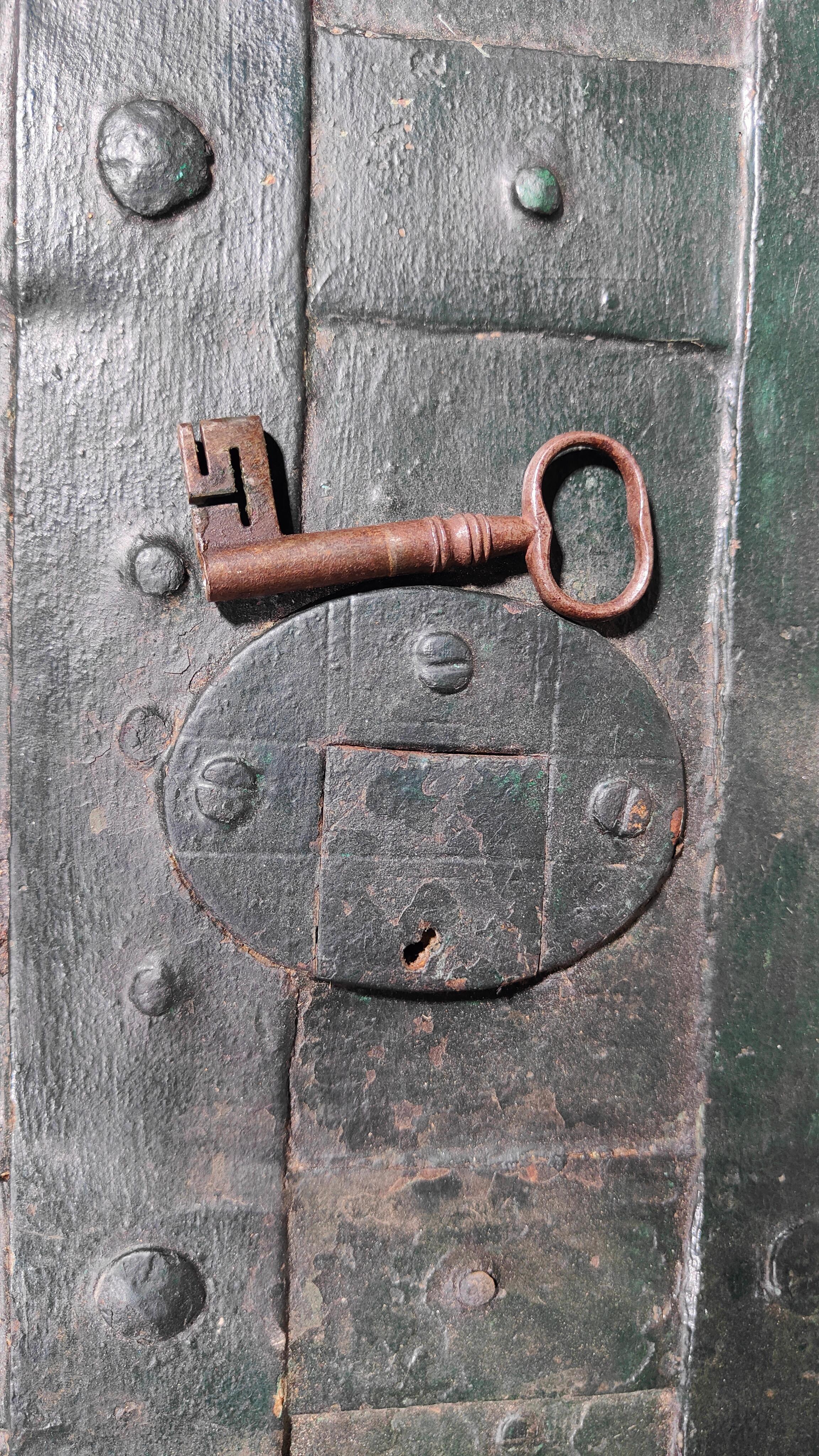17th Century forged Iron Safe strong box For Sale 11
