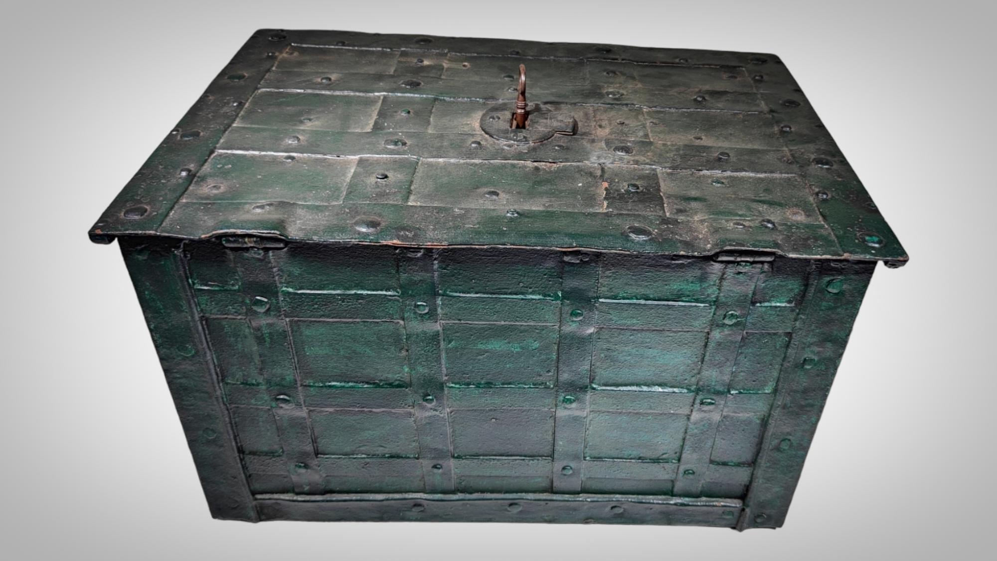 Eiserner Safe aus dem 17. Jahrhundert
Alter Geld- oder Wertsachentresor aus dem 17. Jahrhundert aus handgeschmiedetem Eisen und mit Originalschlüssel. Das Schloss funktioniert perfekt. Es hat einen hinteren Holzträger, um die Box zu präsentieren.