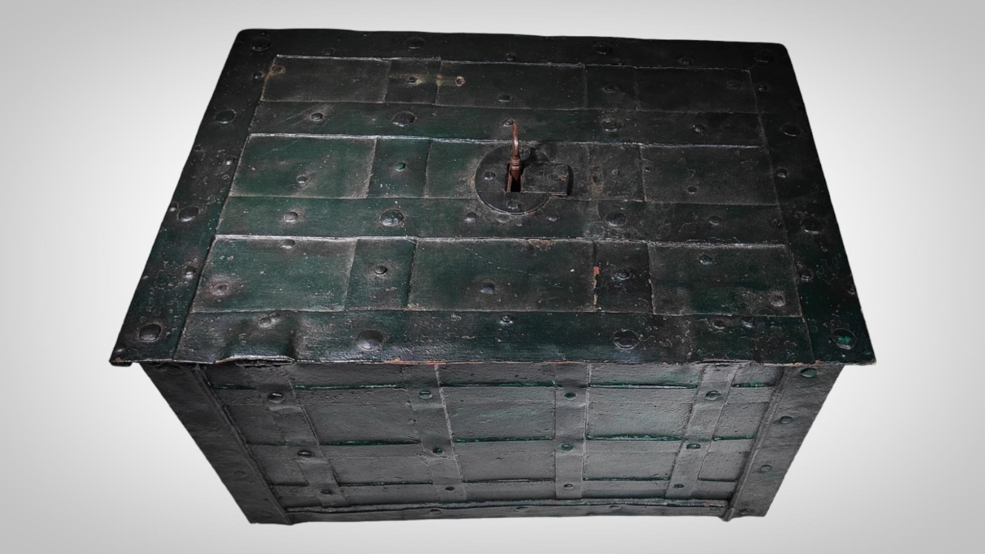 17th Century forged Iron Safe strong box In Good Condition For Sale In Madrid, ES