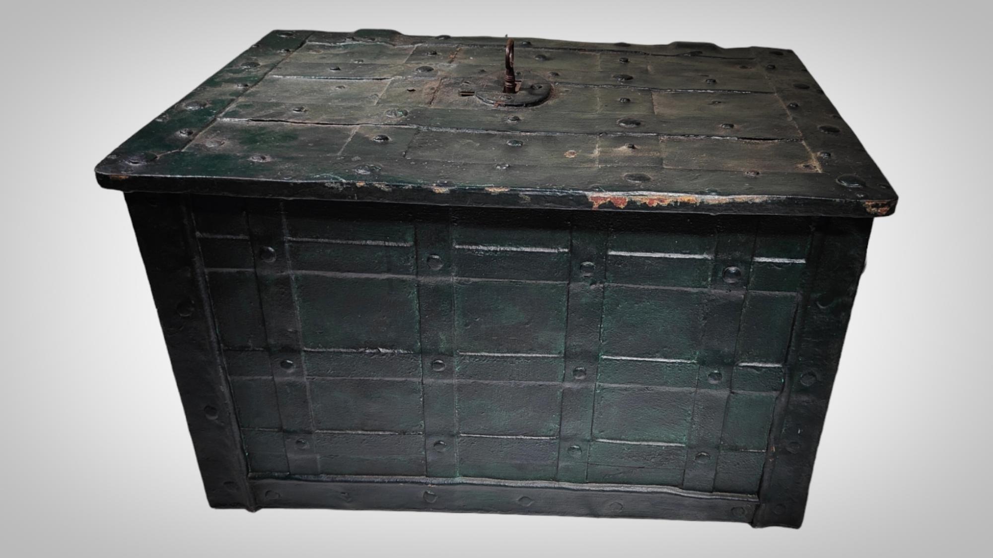 17th Century forged Iron Safe strong box For Sale 1