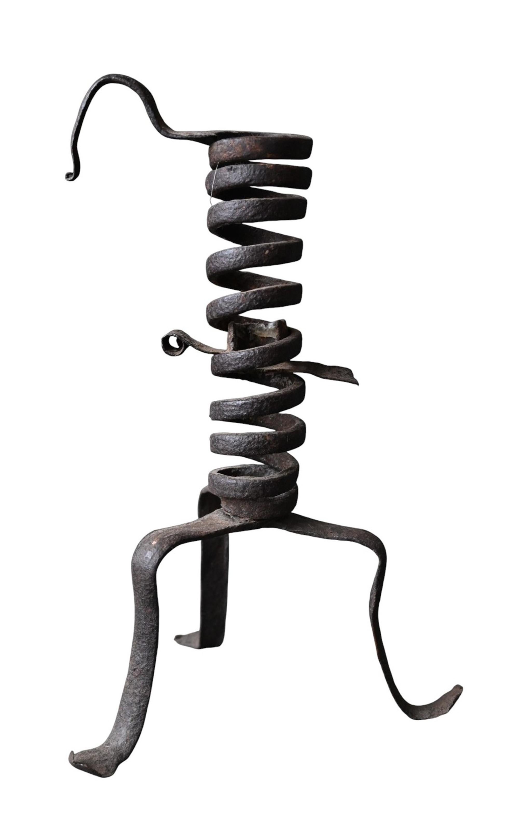 Geschmiedeter eiserner Feder-Leuchter aus dem 17. Jahrhundert - Höhe 24 cm

Seltener und authentischer schmiedeeiserner Kerzenständer aus dem 17. Jahrhundert mit wunderschön handgeschmiedetem Spiralschaft und elegantem Dreibeinfuß.
Der zentrale