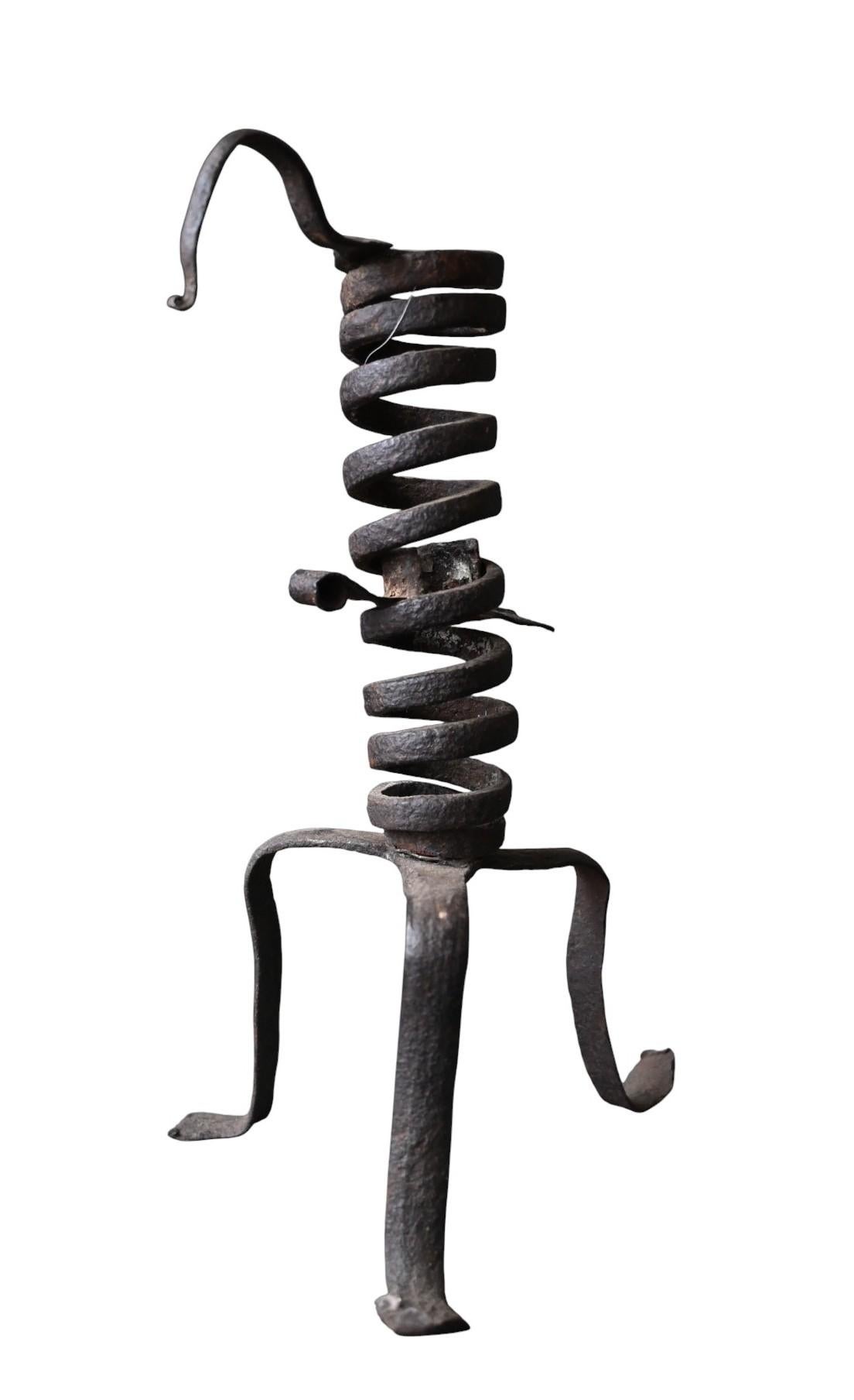 Geschmiedeter eiserner Feder-Leuchter aus dem 17. Jahrhundert - Höhe 24 cm (Barock) im Angebot