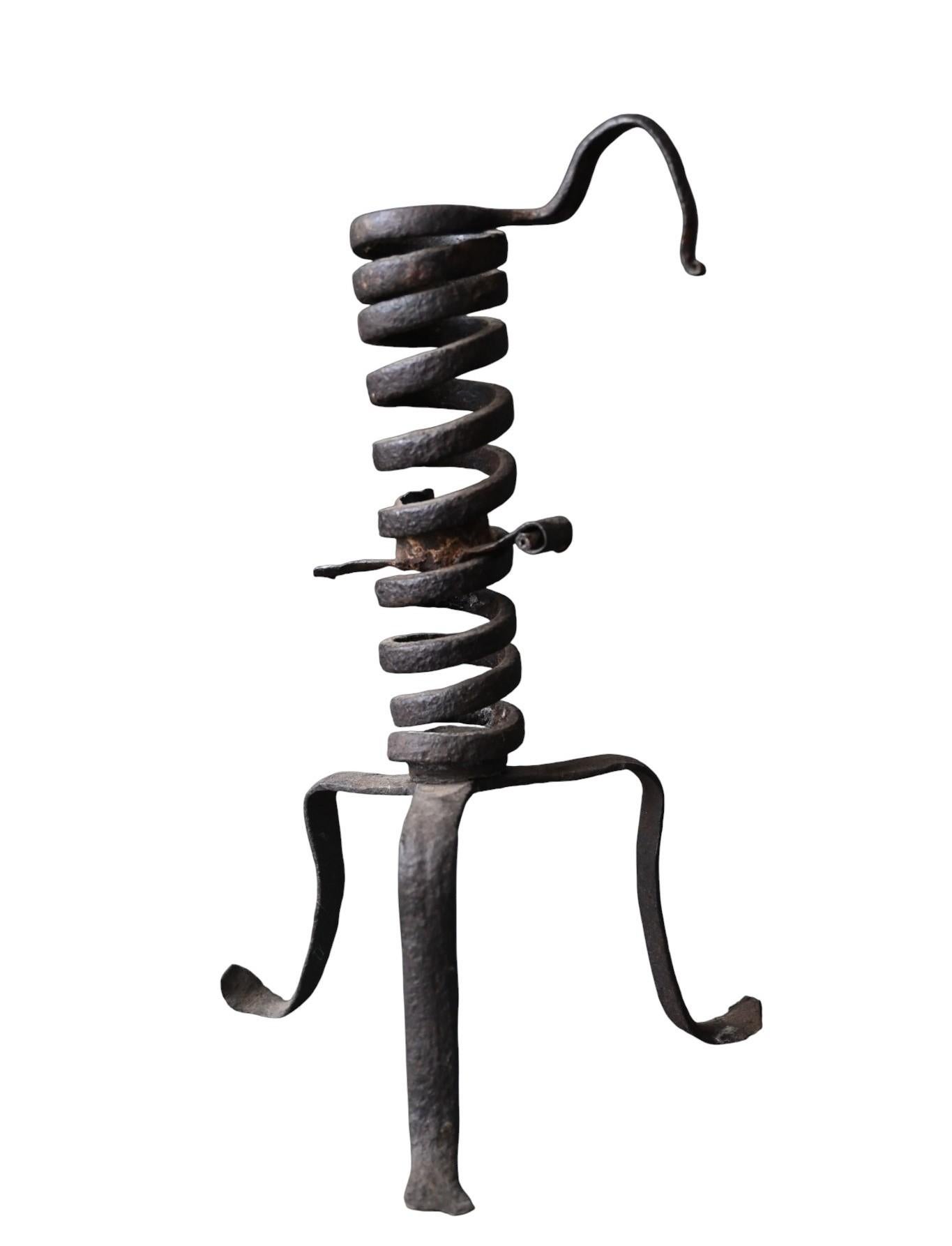 Geschmiedeter eiserner Feder-Leuchter aus dem 17. Jahrhundert - Höhe 24 cm (Französisch) im Angebot