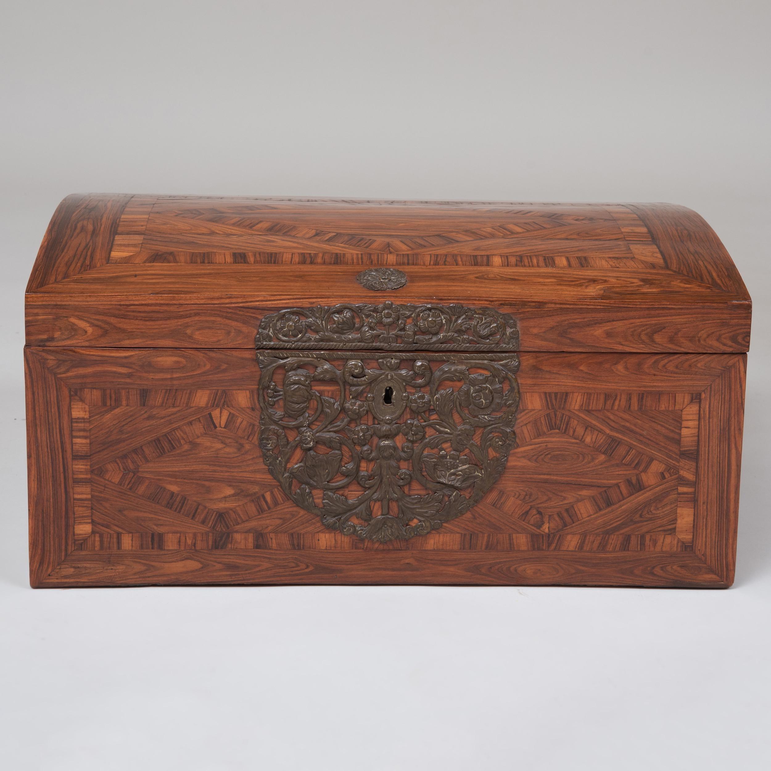 Belle boîte en forme de dôme du XVIIe siècle, avec placage de marqueterie de bois de roi hautement figuré, disposé selon un motif géométrique, la face avant présentant un écusson en laiton élaboré, percé et gaufré, l'ensemble présentant un grain et