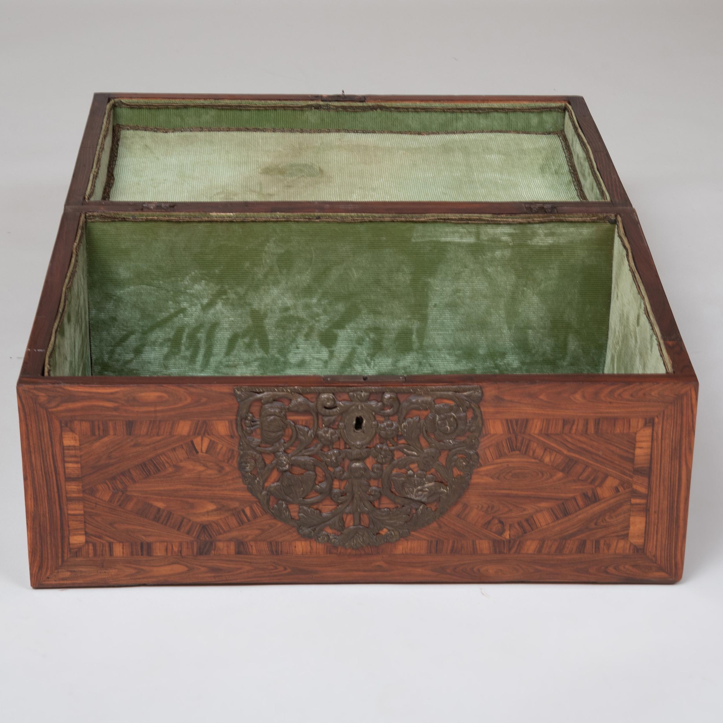 Fin du XVIIe siècle Boîte en marqueterie de bois de violette franco-flamand du 17ème siècle en vente