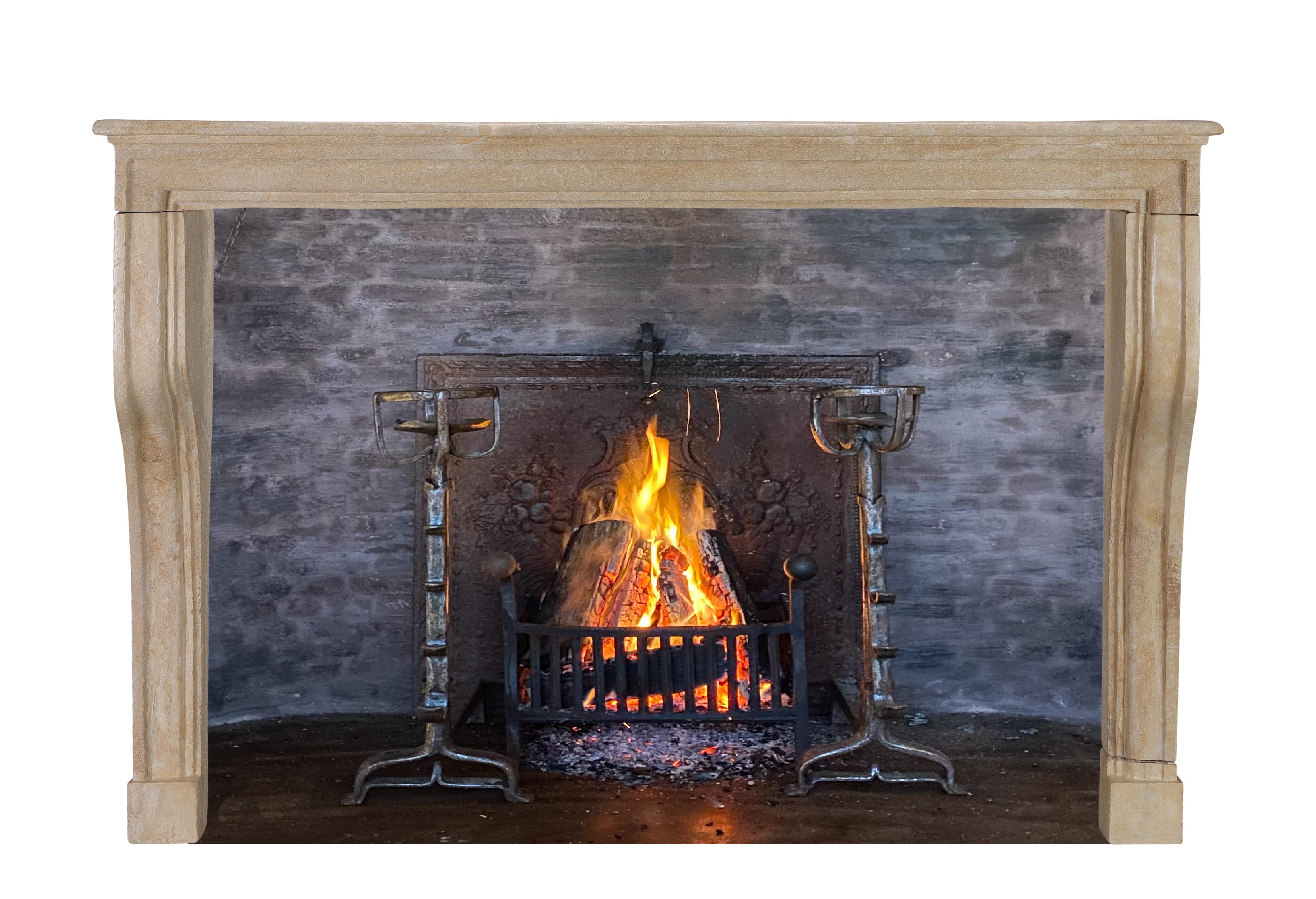 17th Century French Alpine Fireplace in Warm Limestone – Timeless Elegance In Good Condition For Sale In Beervelde, BE